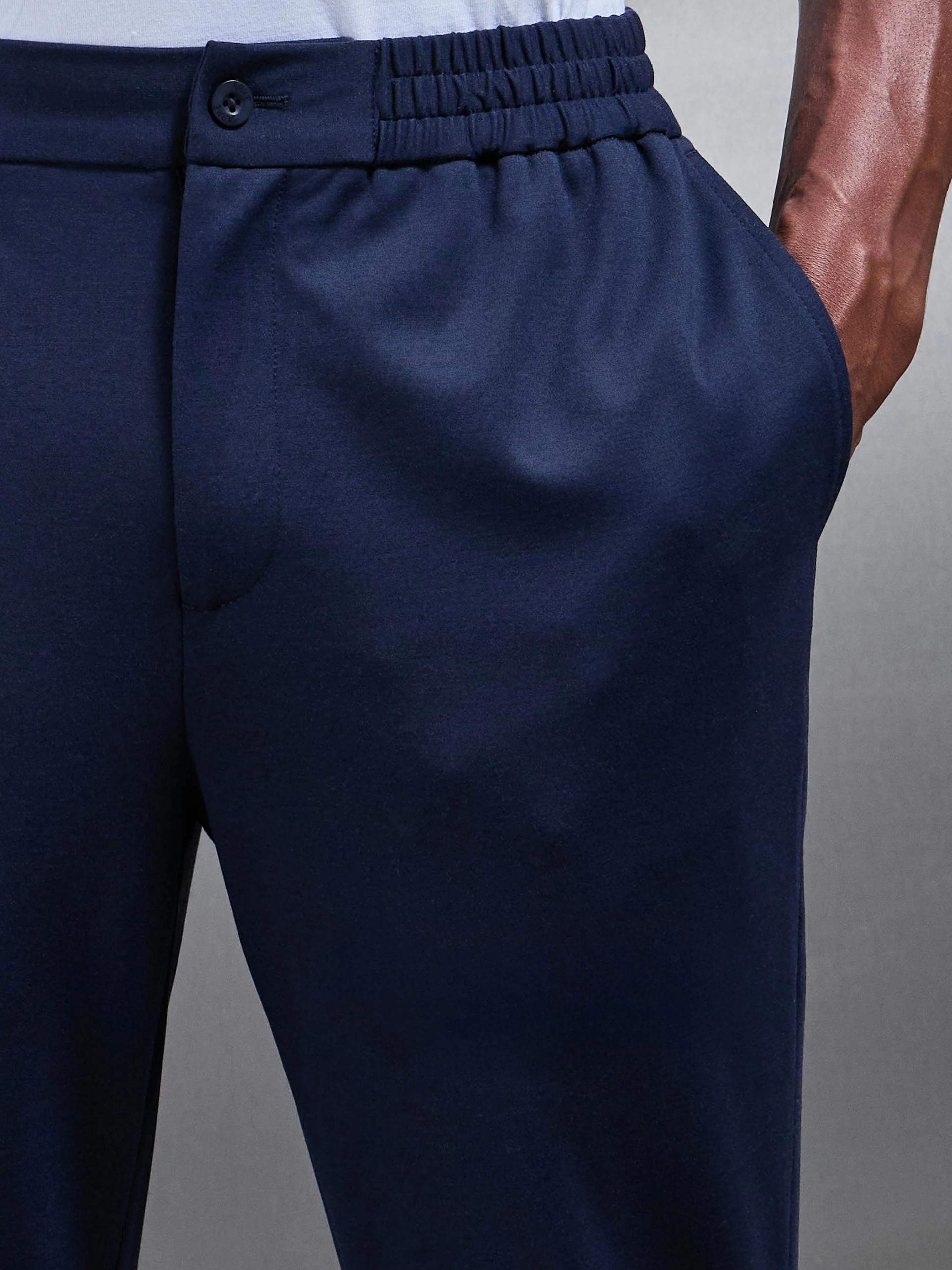 Athleisure Jogger in Navy - Image 4