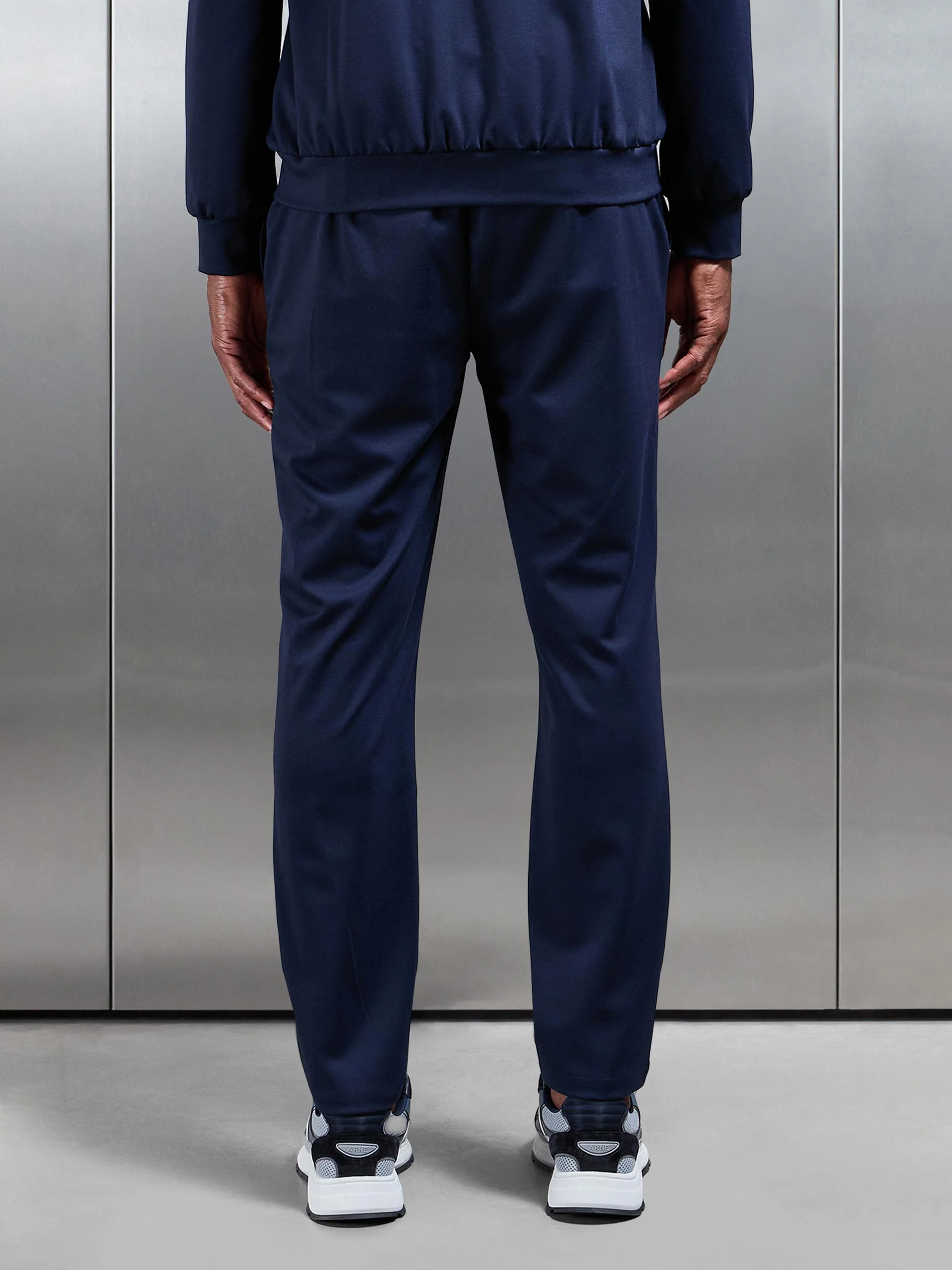 Athleisure Jogger in Navy - Image 6