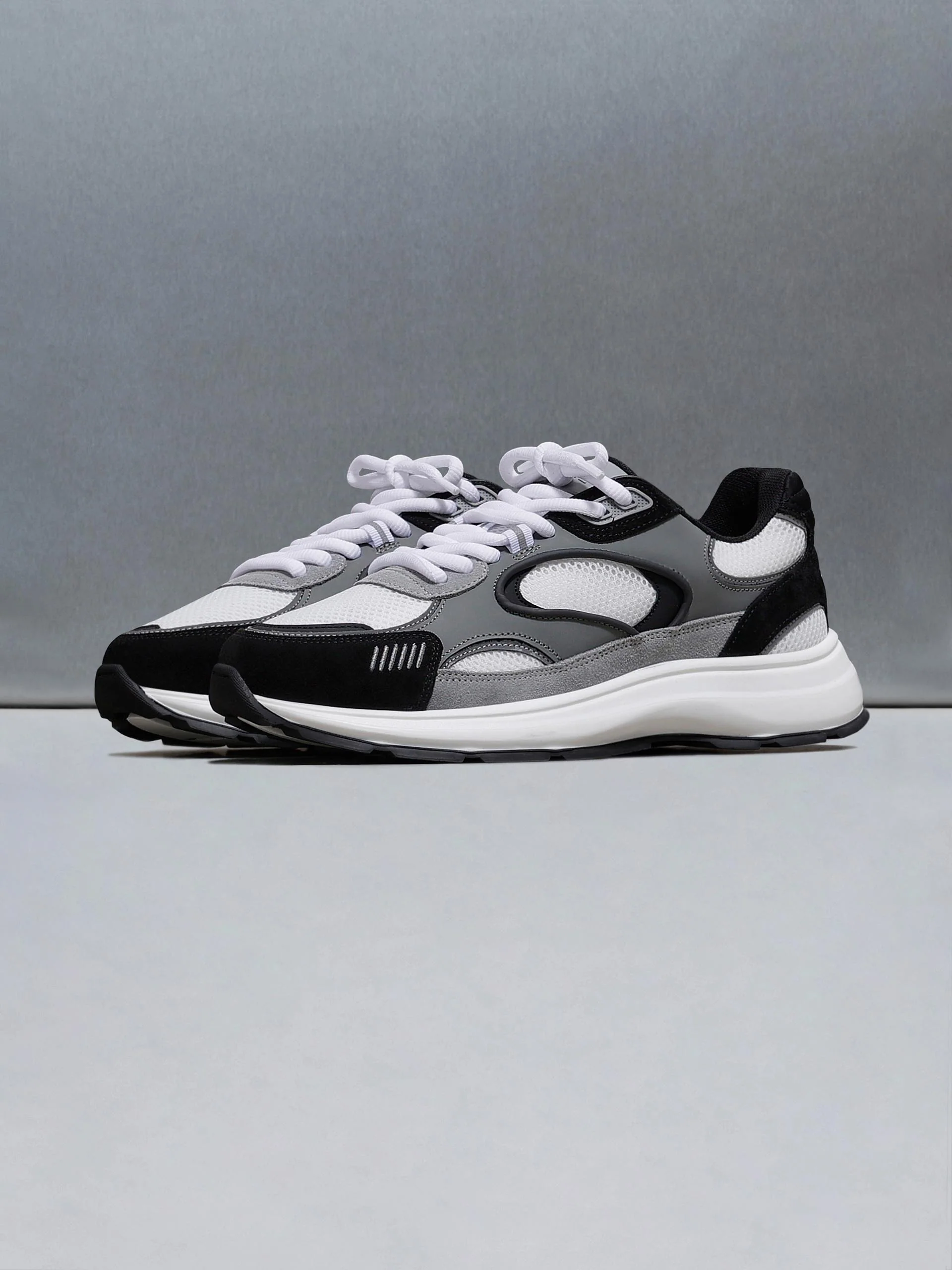 Circuit Trainer in White Black - Image 3