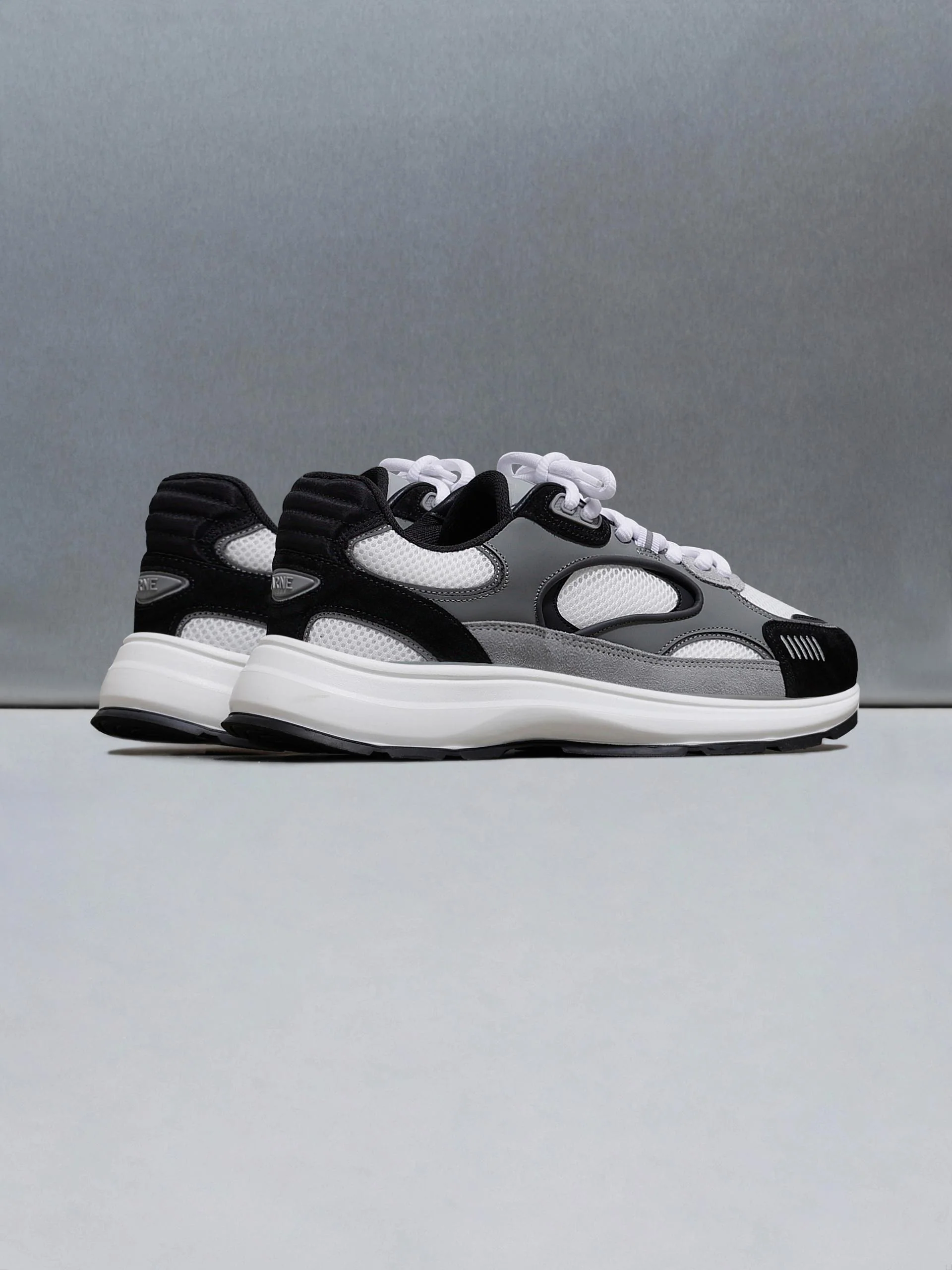Circuit Trainer in White Black - Image 4