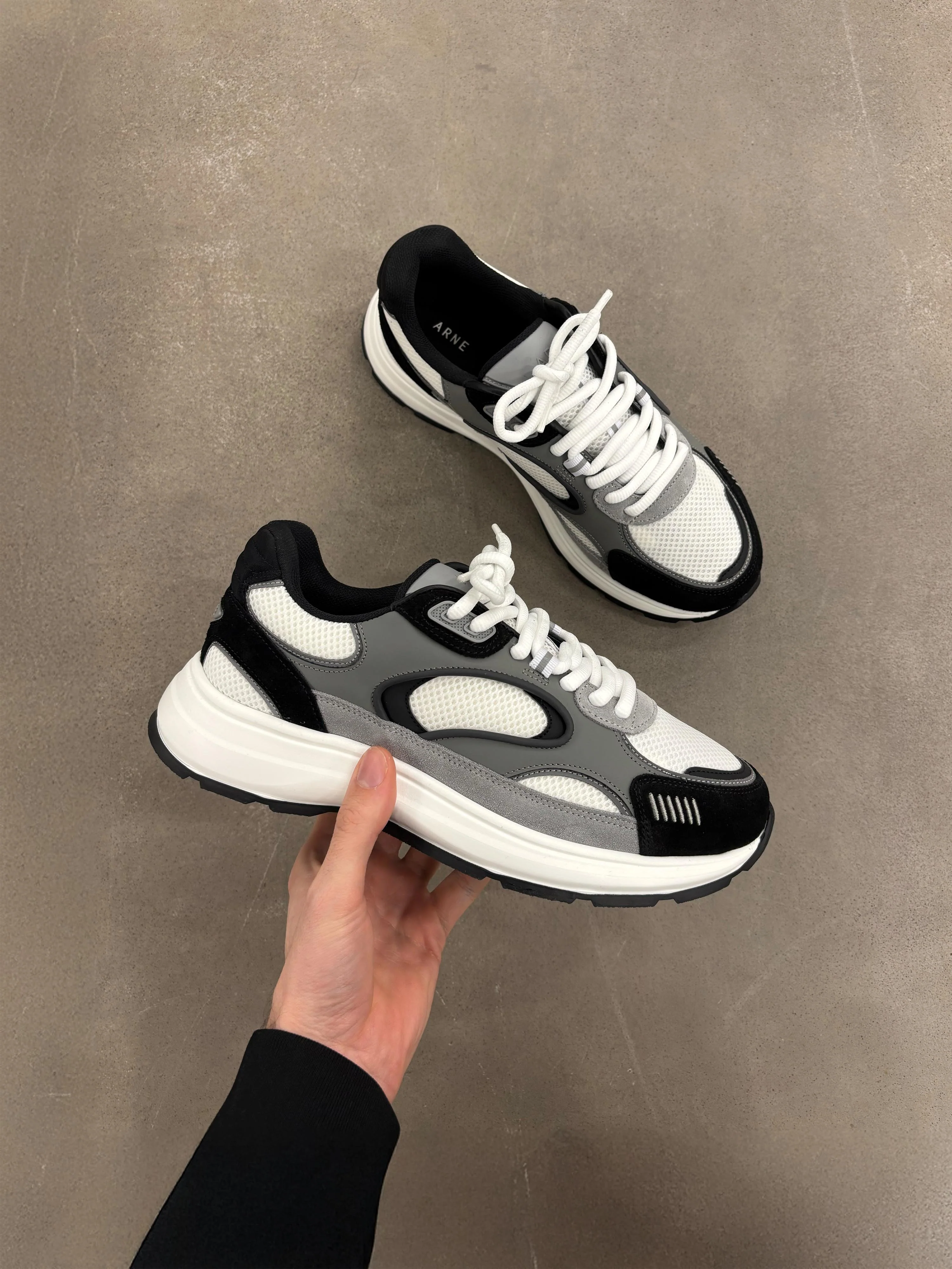 Circuit Trainer in White Black - Image 6