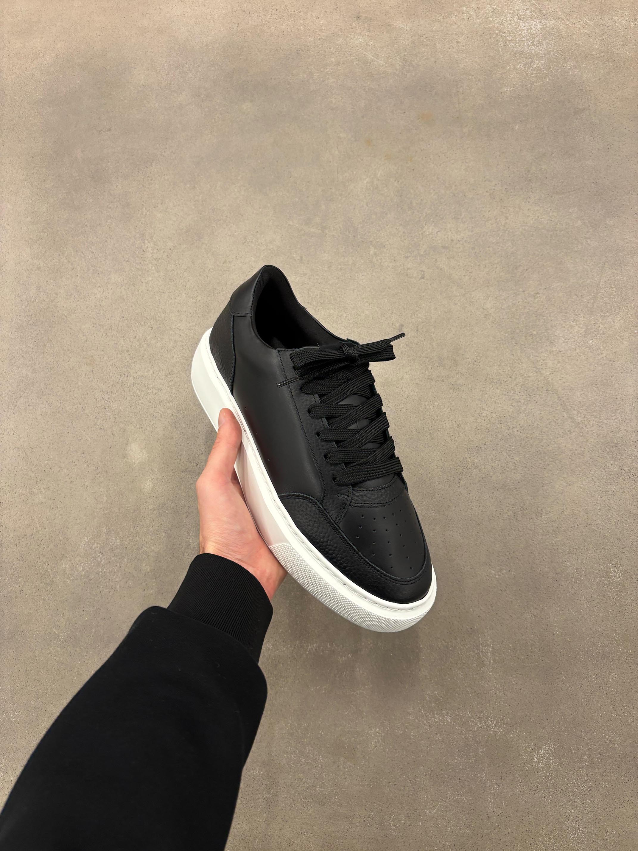 Court Trainer 2.0 in Black White - Image 6