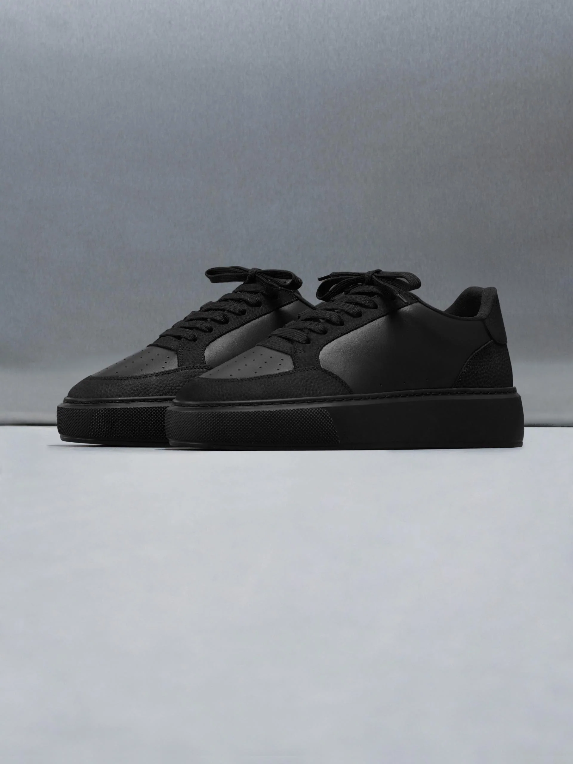 Court Trainer 2.0 in Triple Black - Image 2