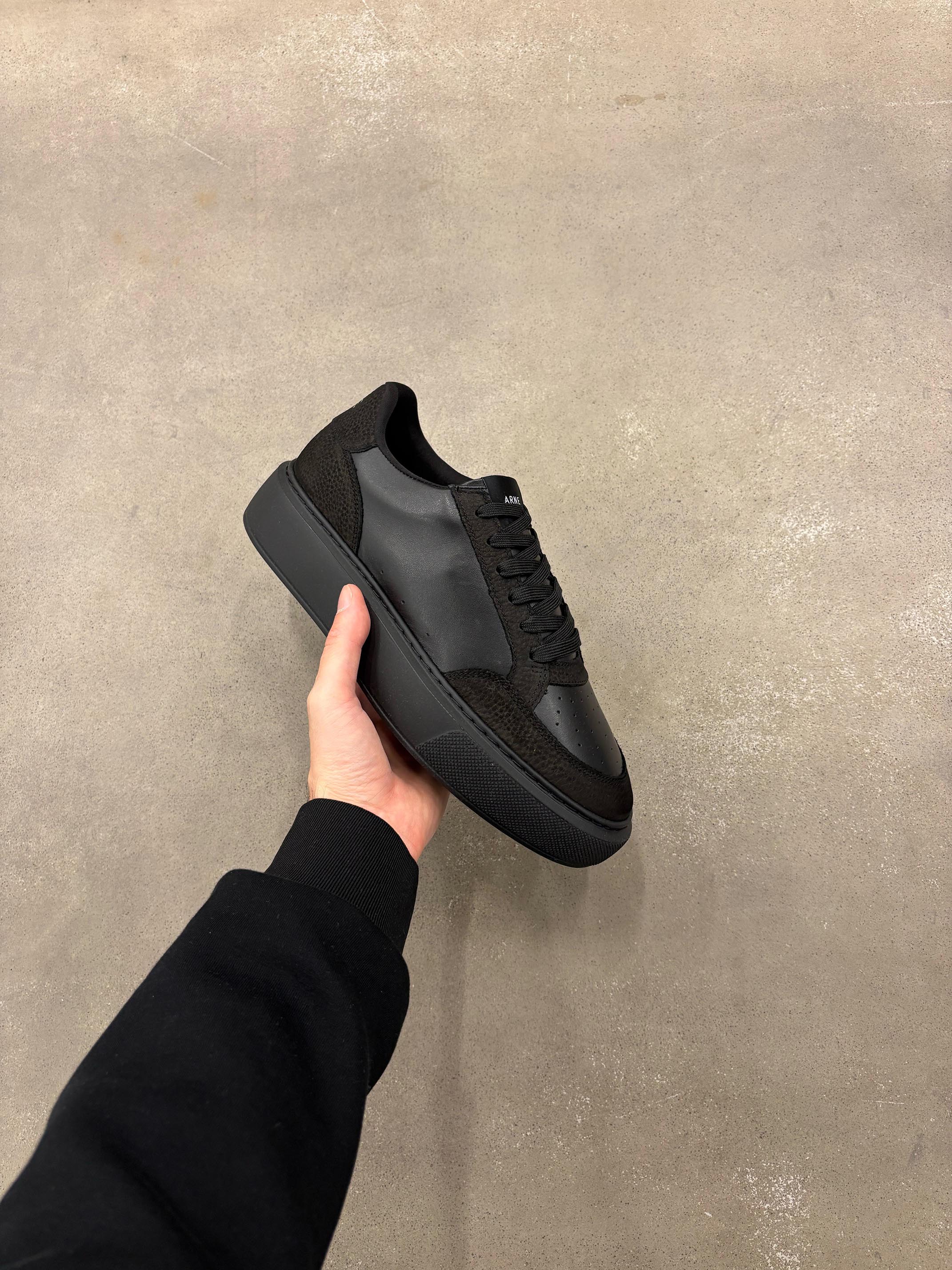 Court Trainer 2.0 in Triple Black - Image 6