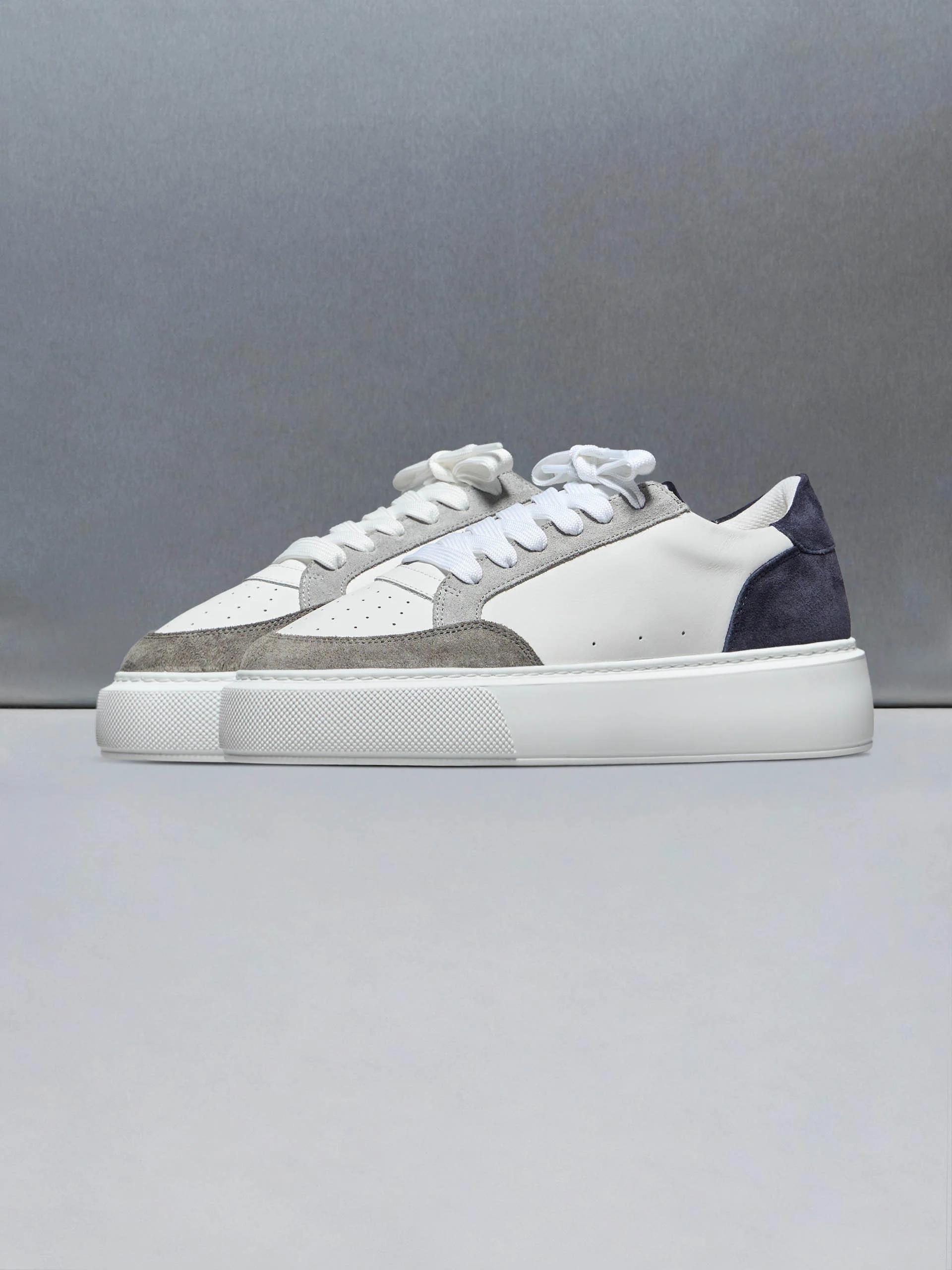 Court Trainer 2.0 in White Navy - Image 3