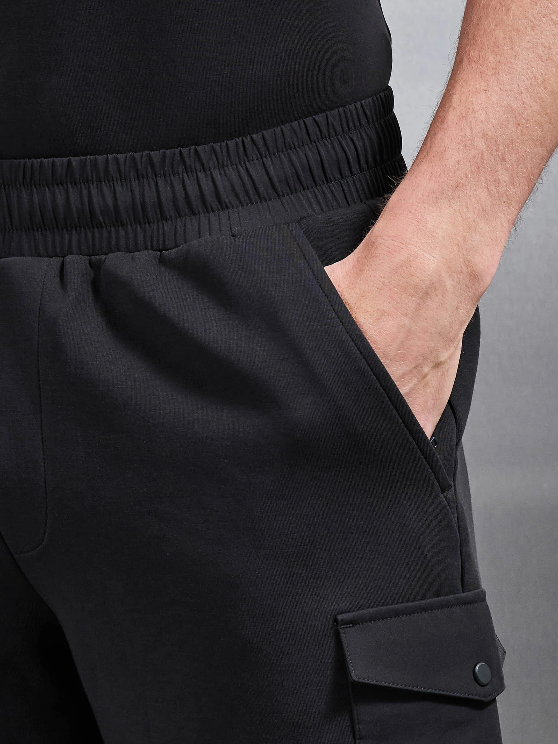 Everyday Luxe Hybrid Cargo Short in Black - Image 4