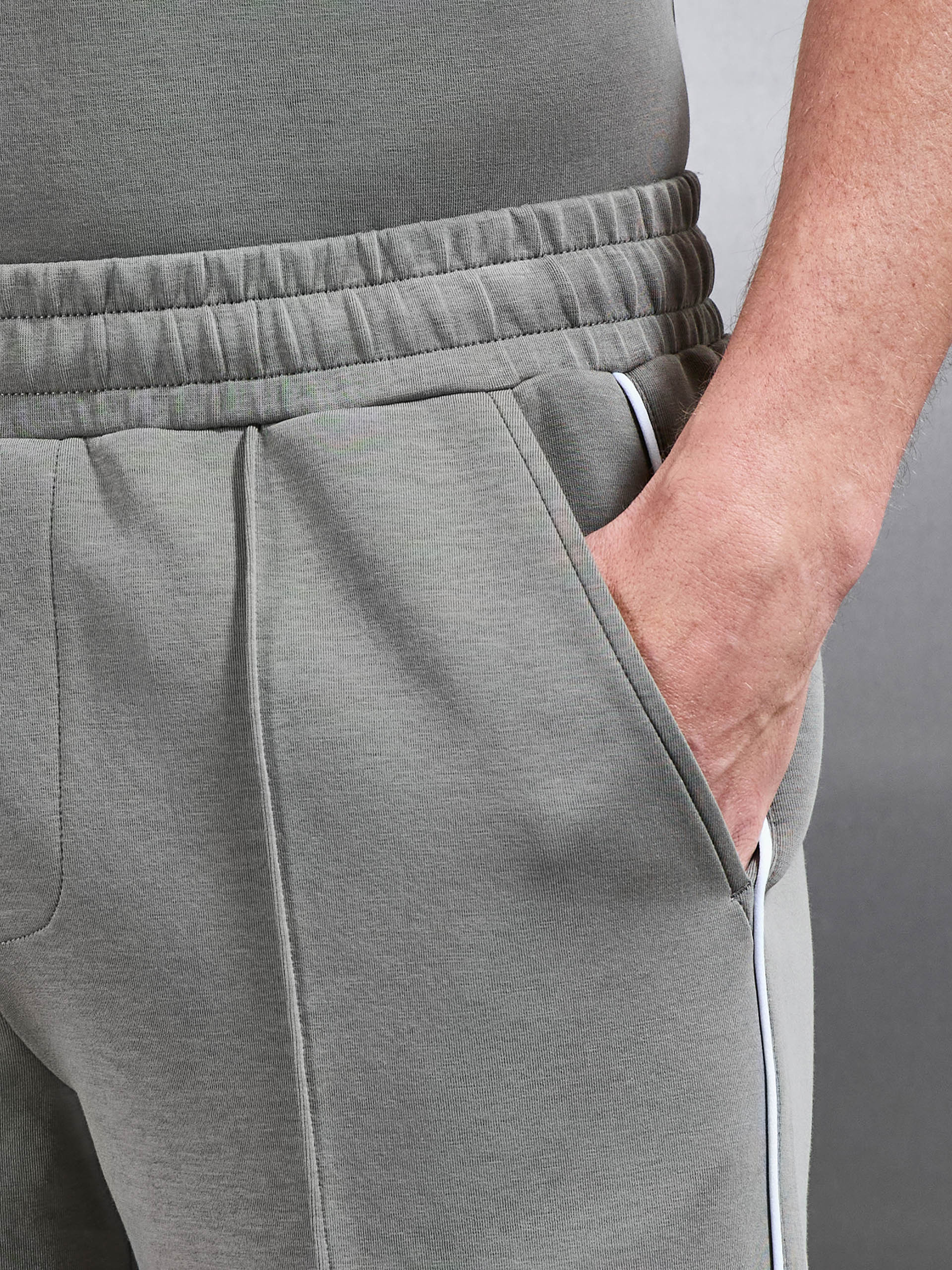Everyday Luxe Piping Short in Olive - Image 5