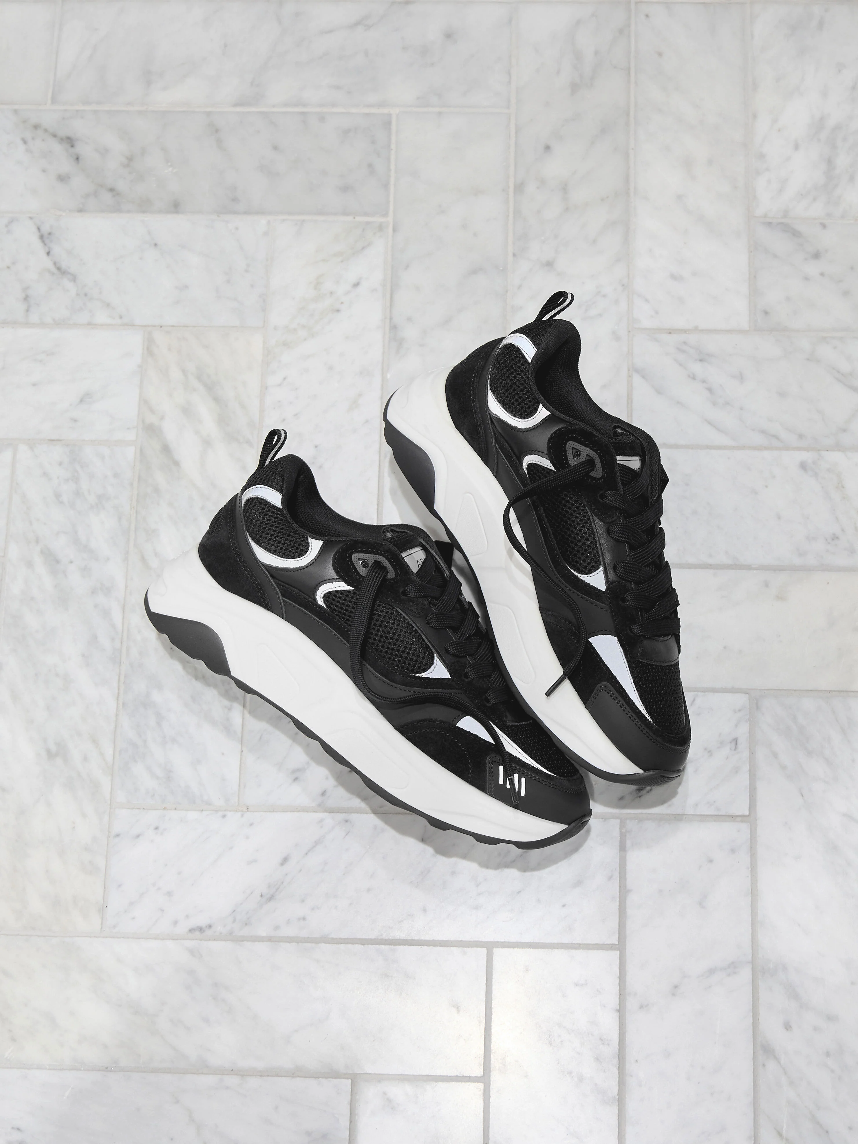 Flow Runner in Black - Image 2