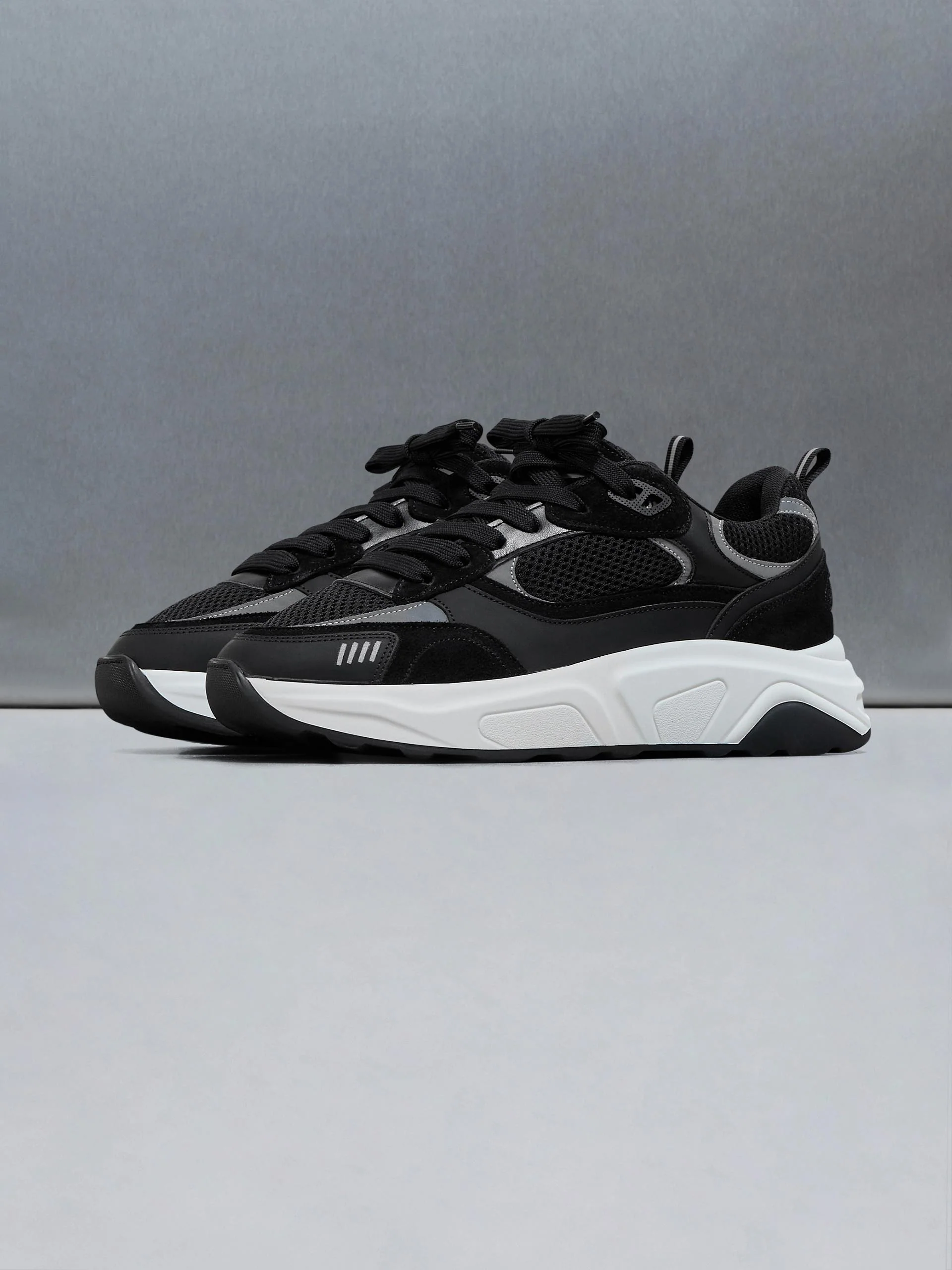 Flow Runner in Black - Image 3
