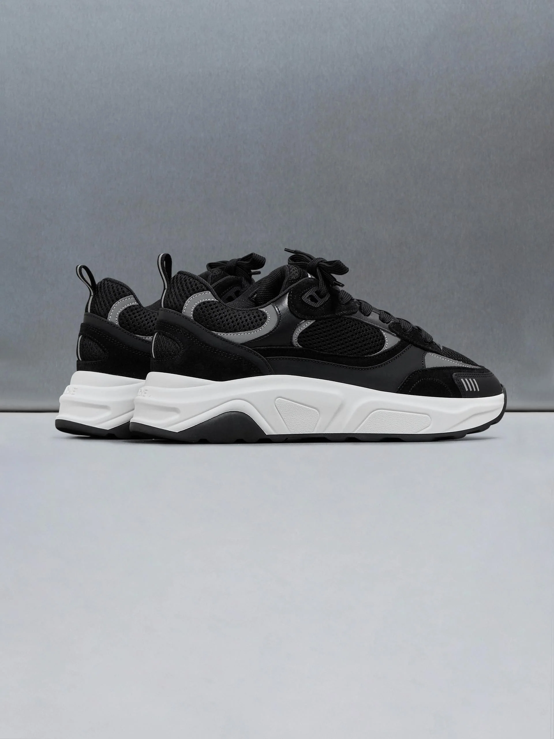 Flow Runner in Black - Image 4