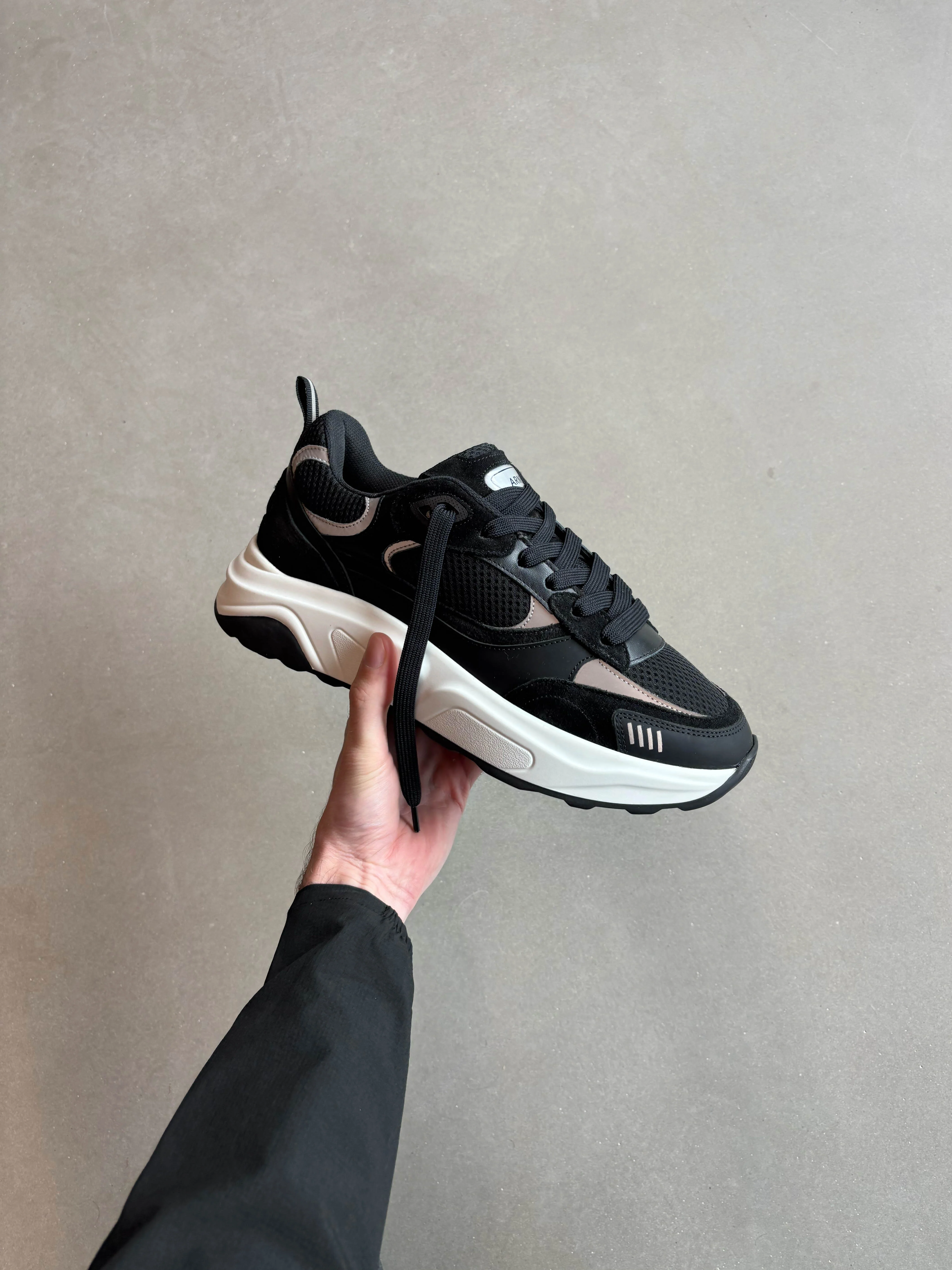 Flow Runner in Black - Image 6