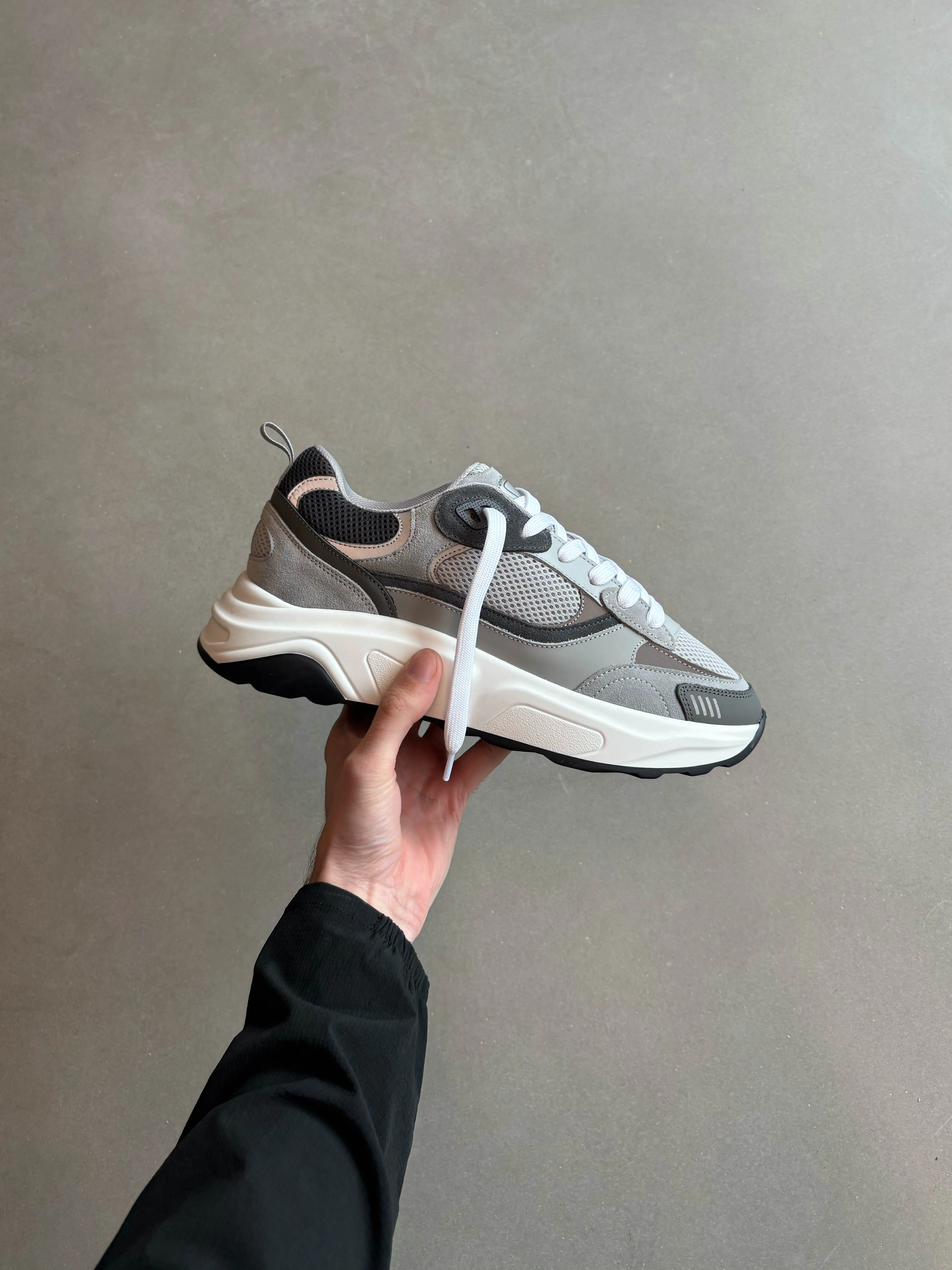 Flow Runner in Grey - Image 6