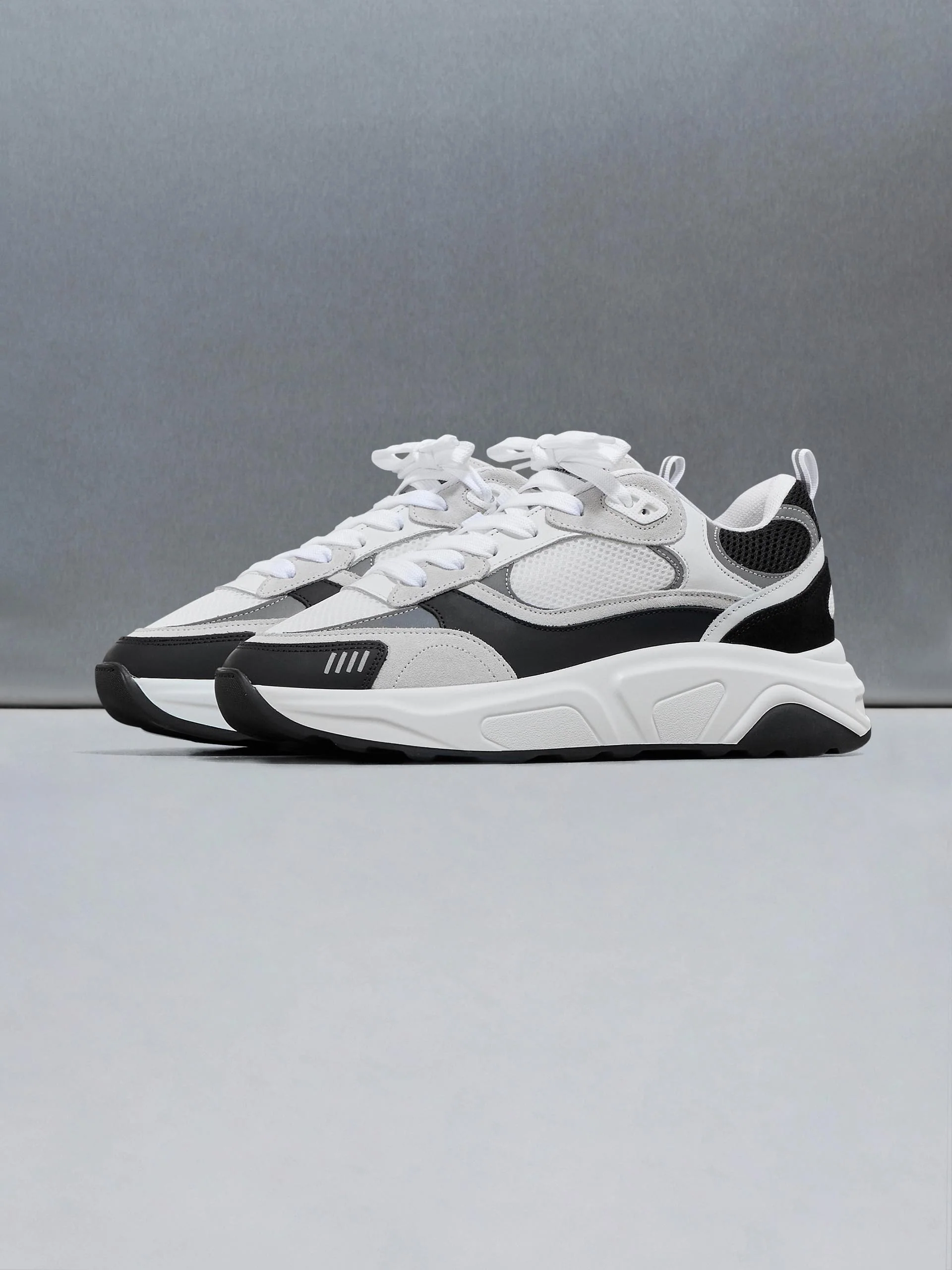 Flow Runner in White Black - Image 3