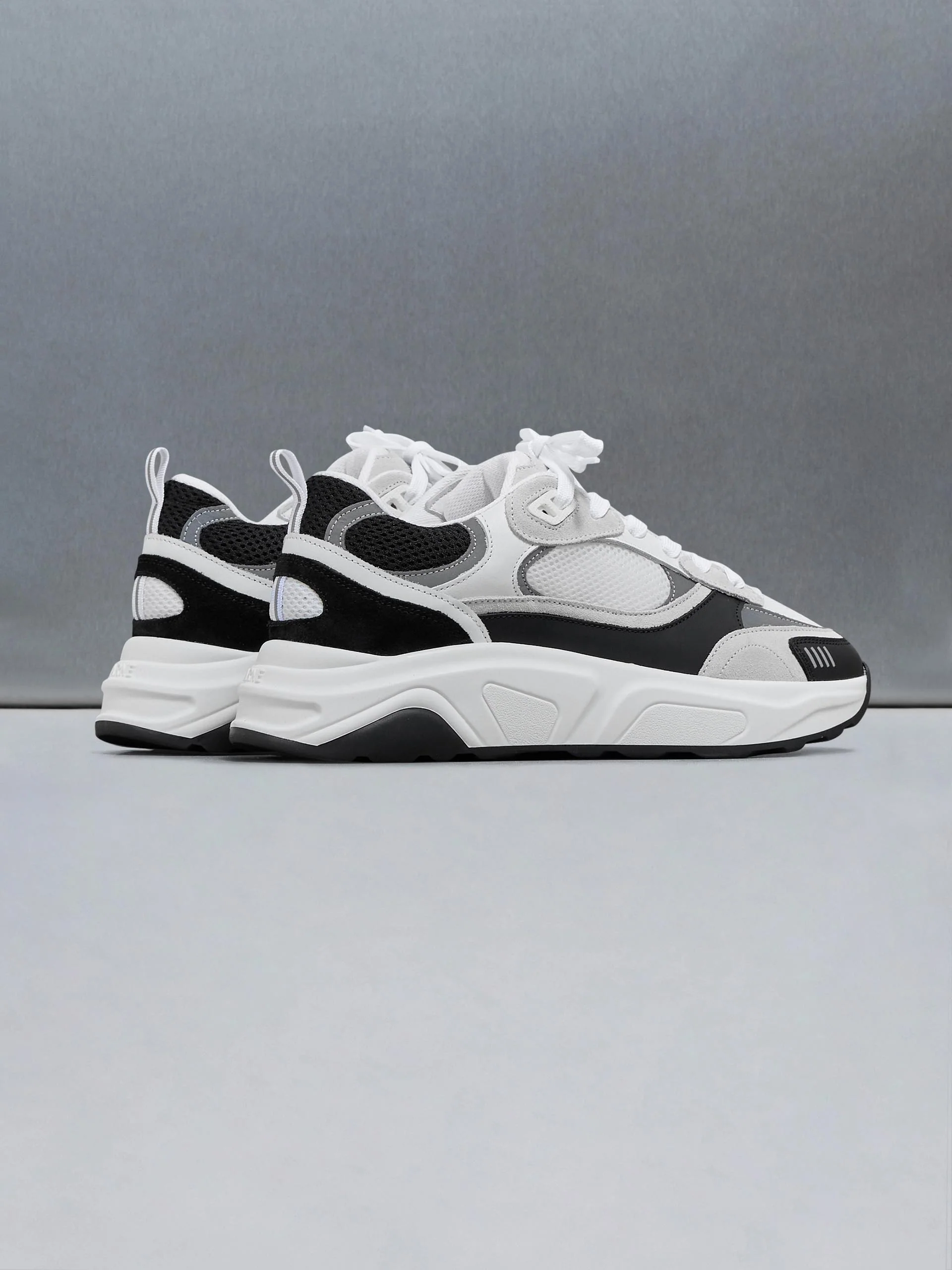 Flow Runner in White Black - Image 4