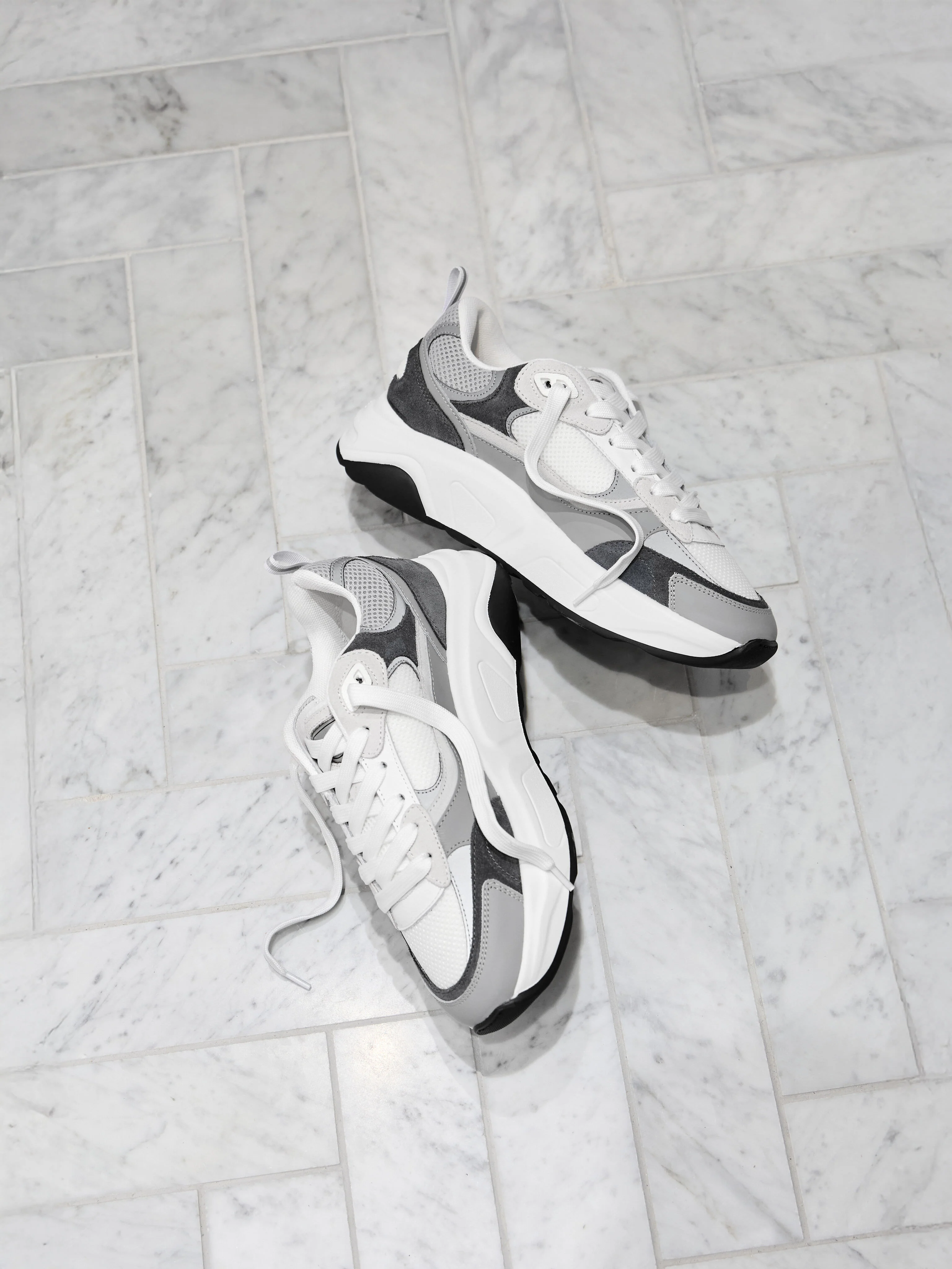 Flow Runner in White Grey - Image 2