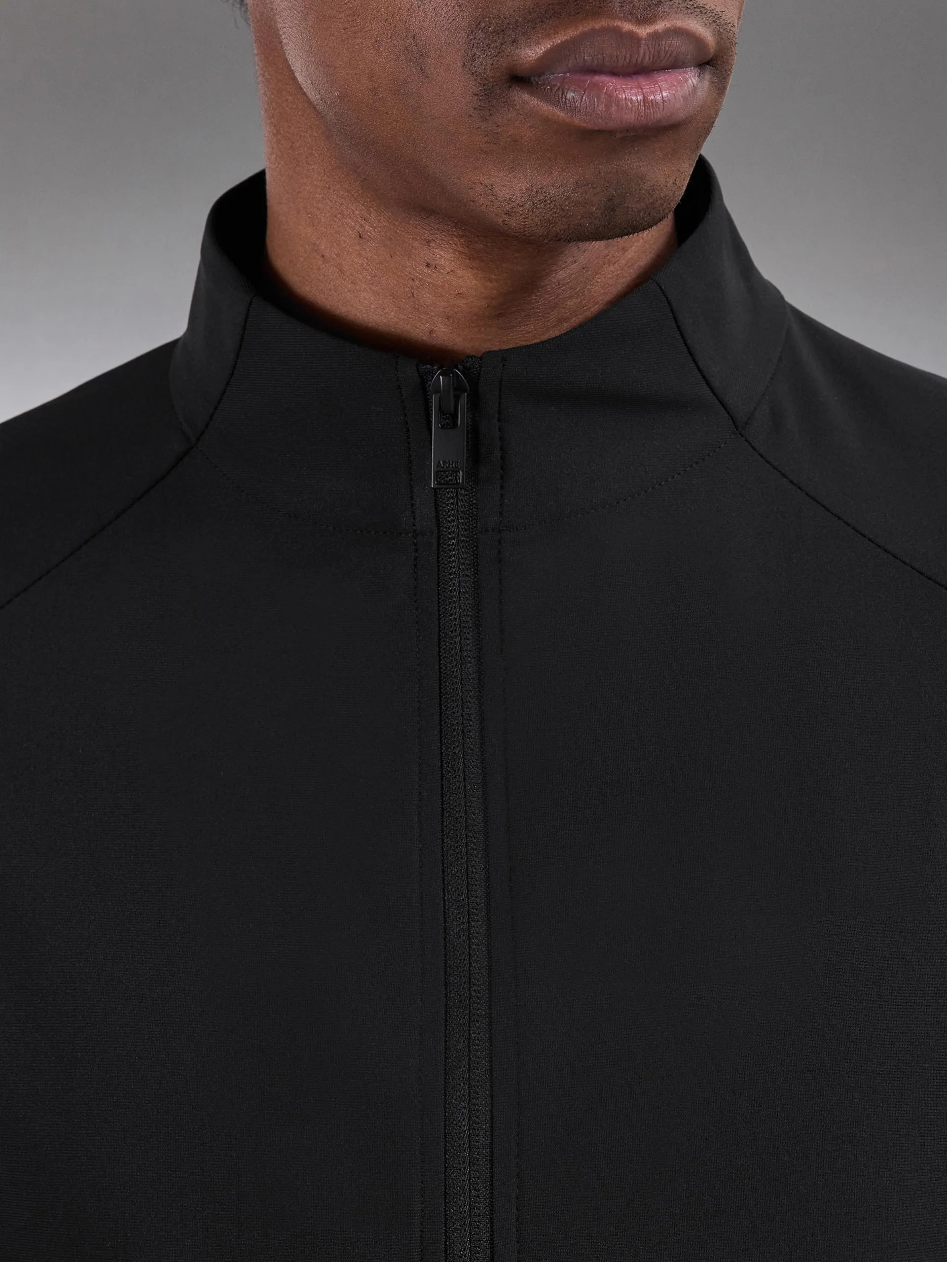 Golf Gilet in Black - Image 6