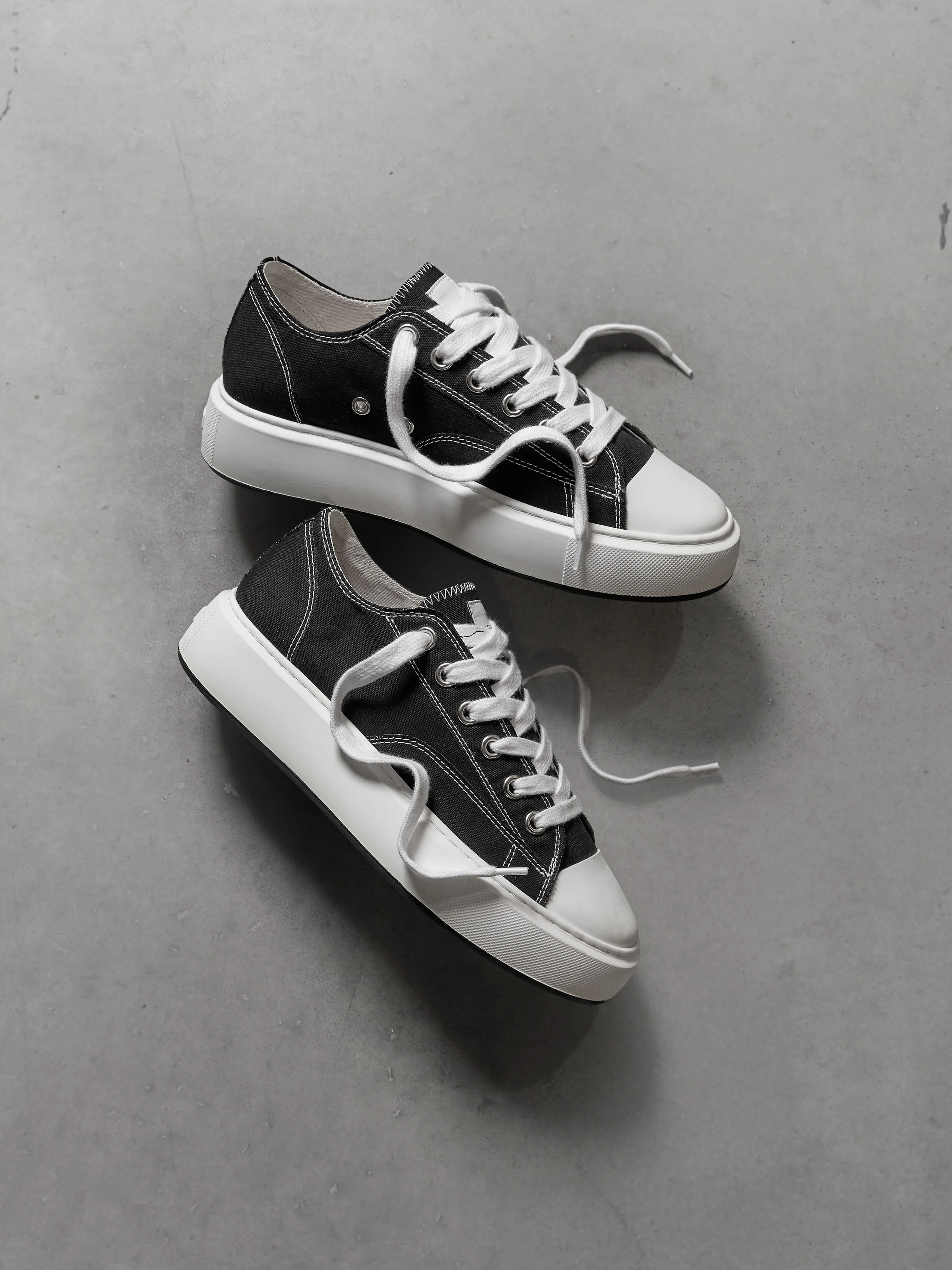 Homerun in Black White - Image 2