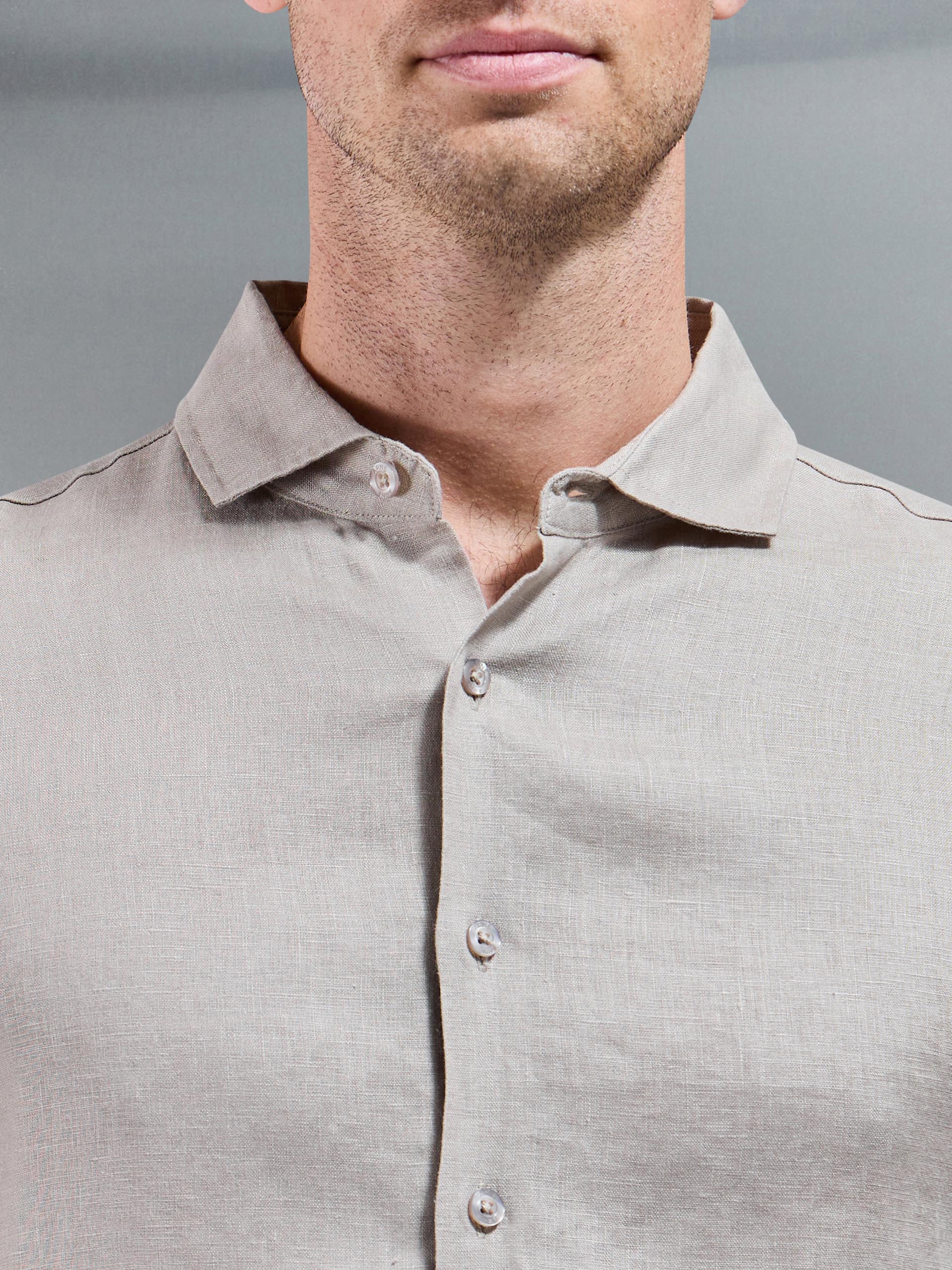 Linen Long Sleeve Cutaway Collar Shirt in Stone - Image 3
