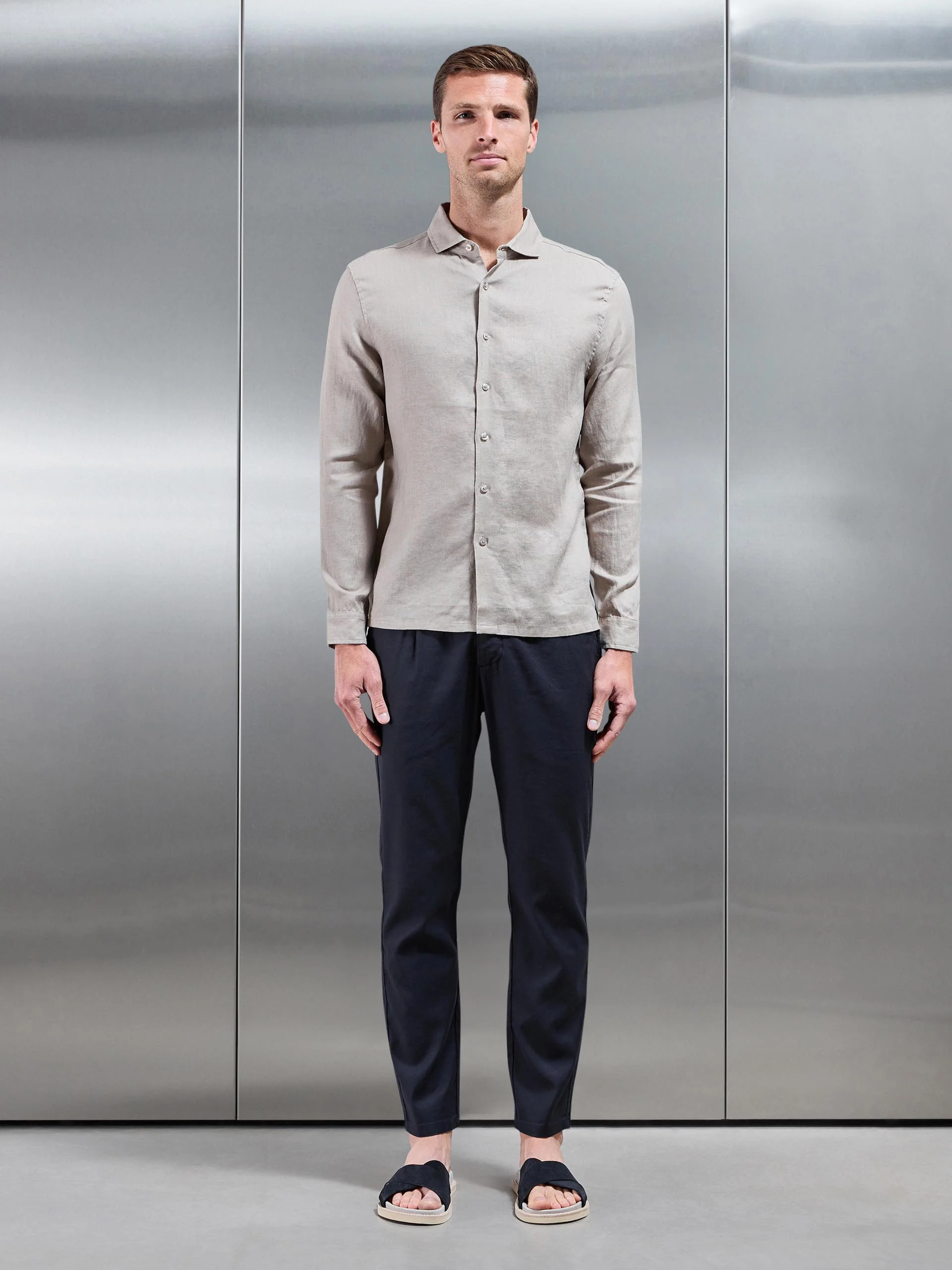 Linen Tailored Trouser in Navy - Image 2