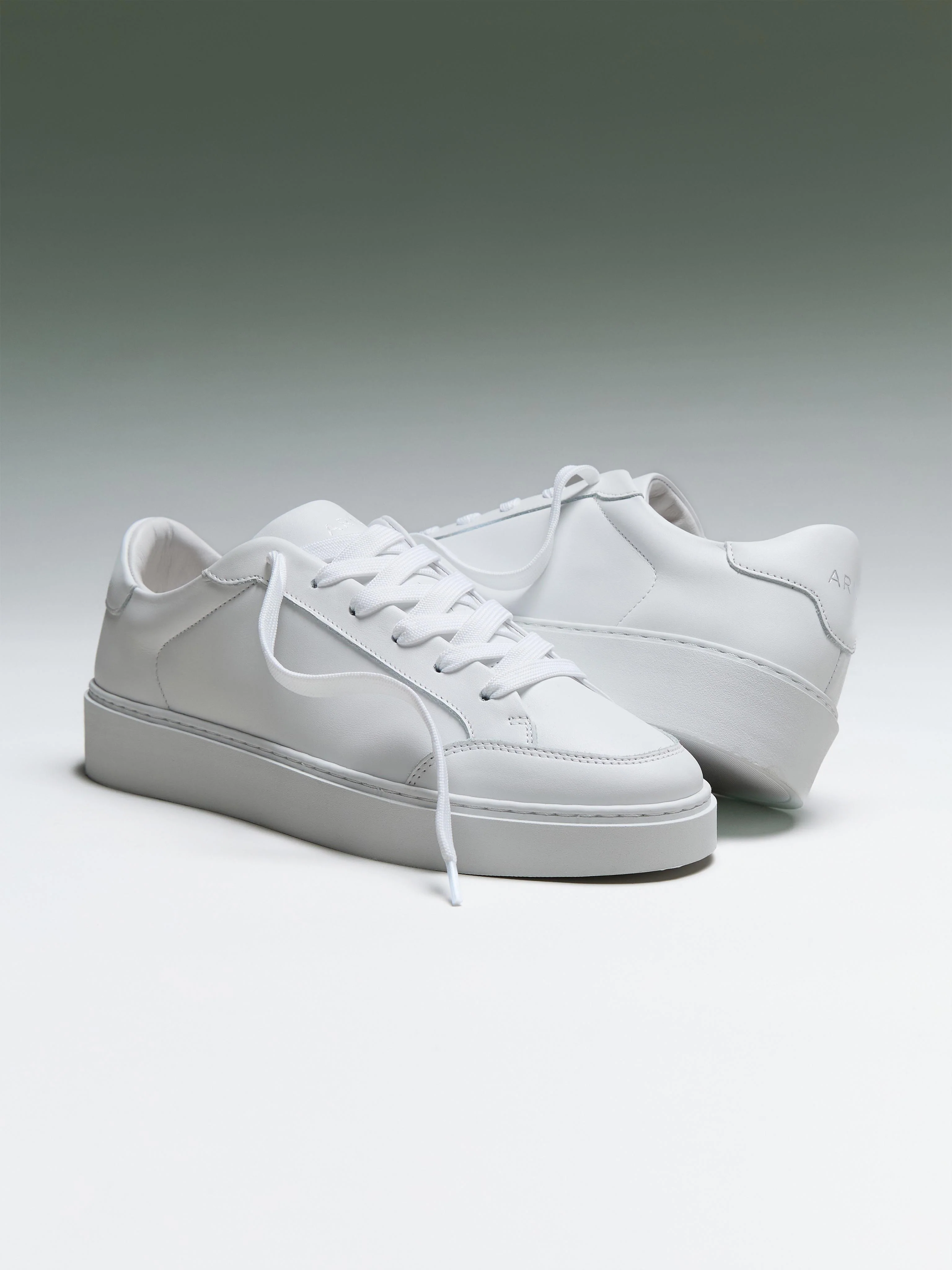 Mid Court Trainer 2.0 in White - Image 2
