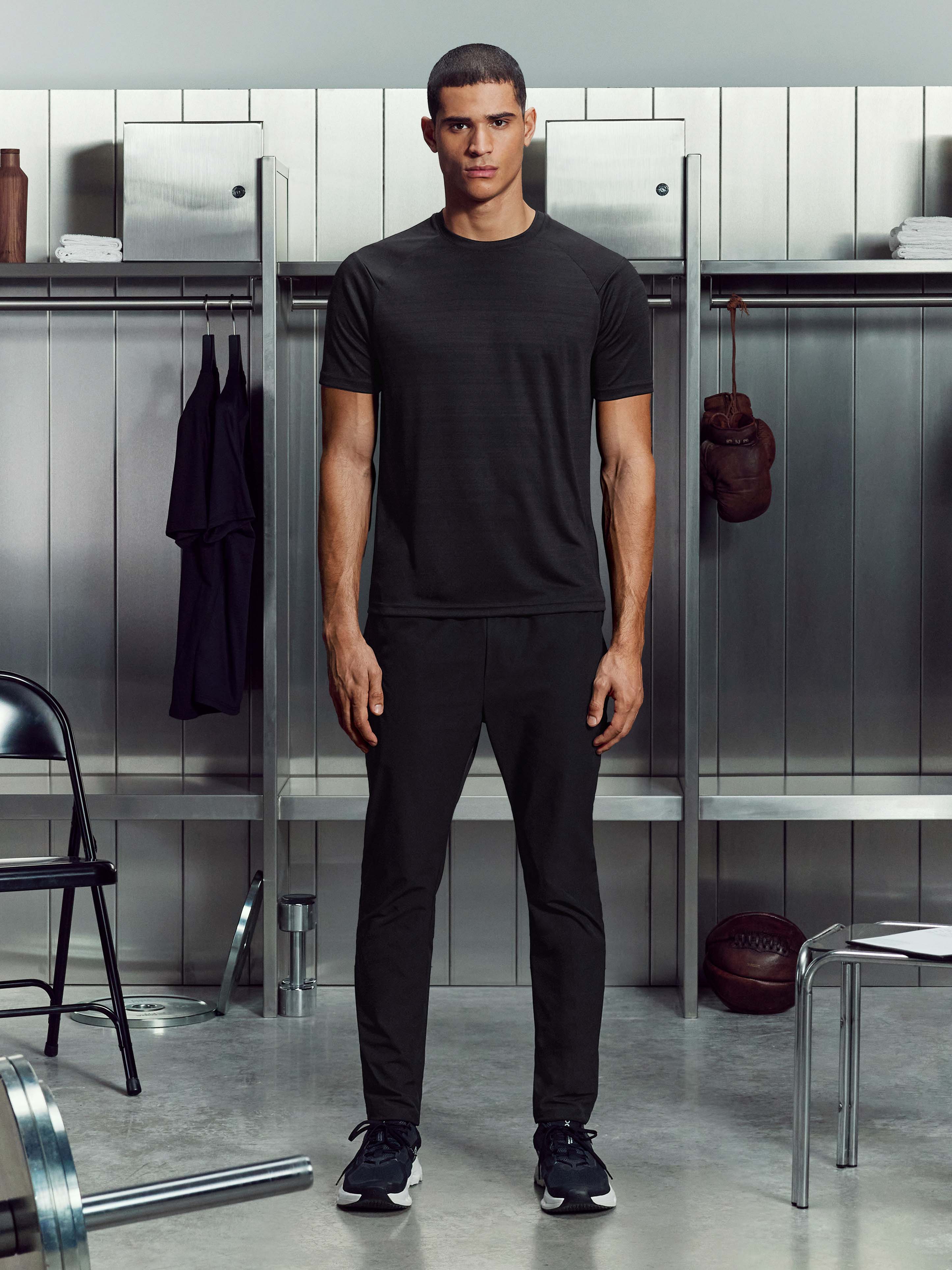 React T-Shirt in Black - Image 2