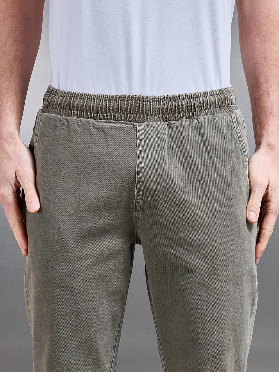 Relaxed Cotton Twill Trouser in Dark Olive - Image 5
