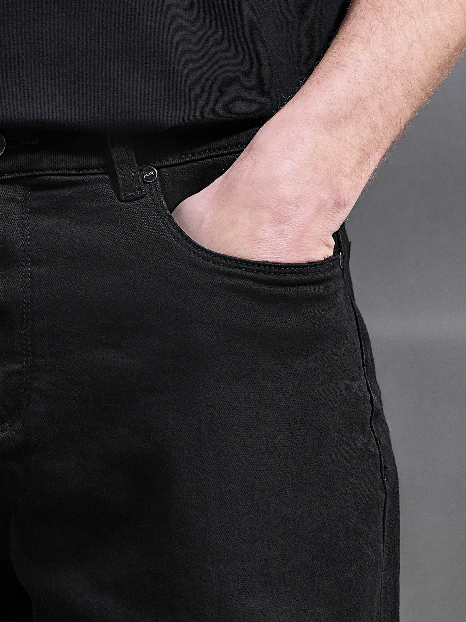 Relaxed Fit Denim Short in Black - Image 5