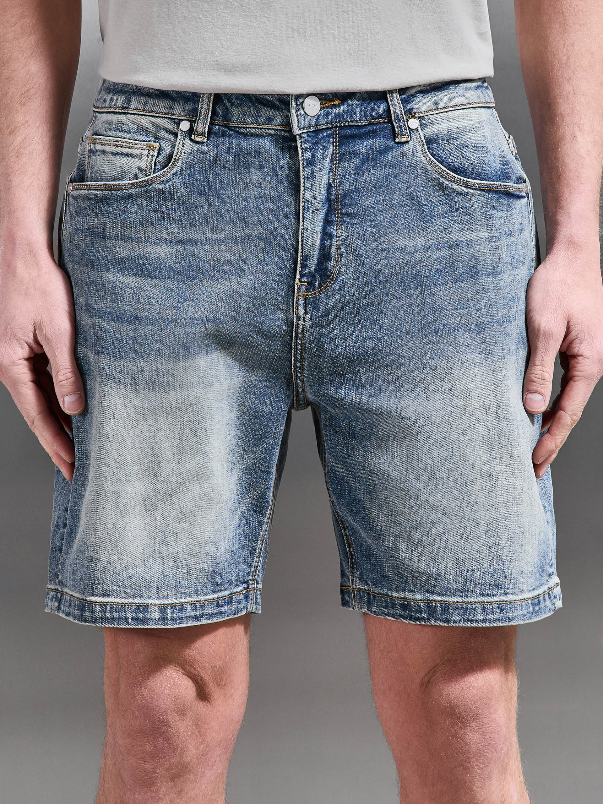 Relaxed Fit Denim Short in Sand Wash - Image 4