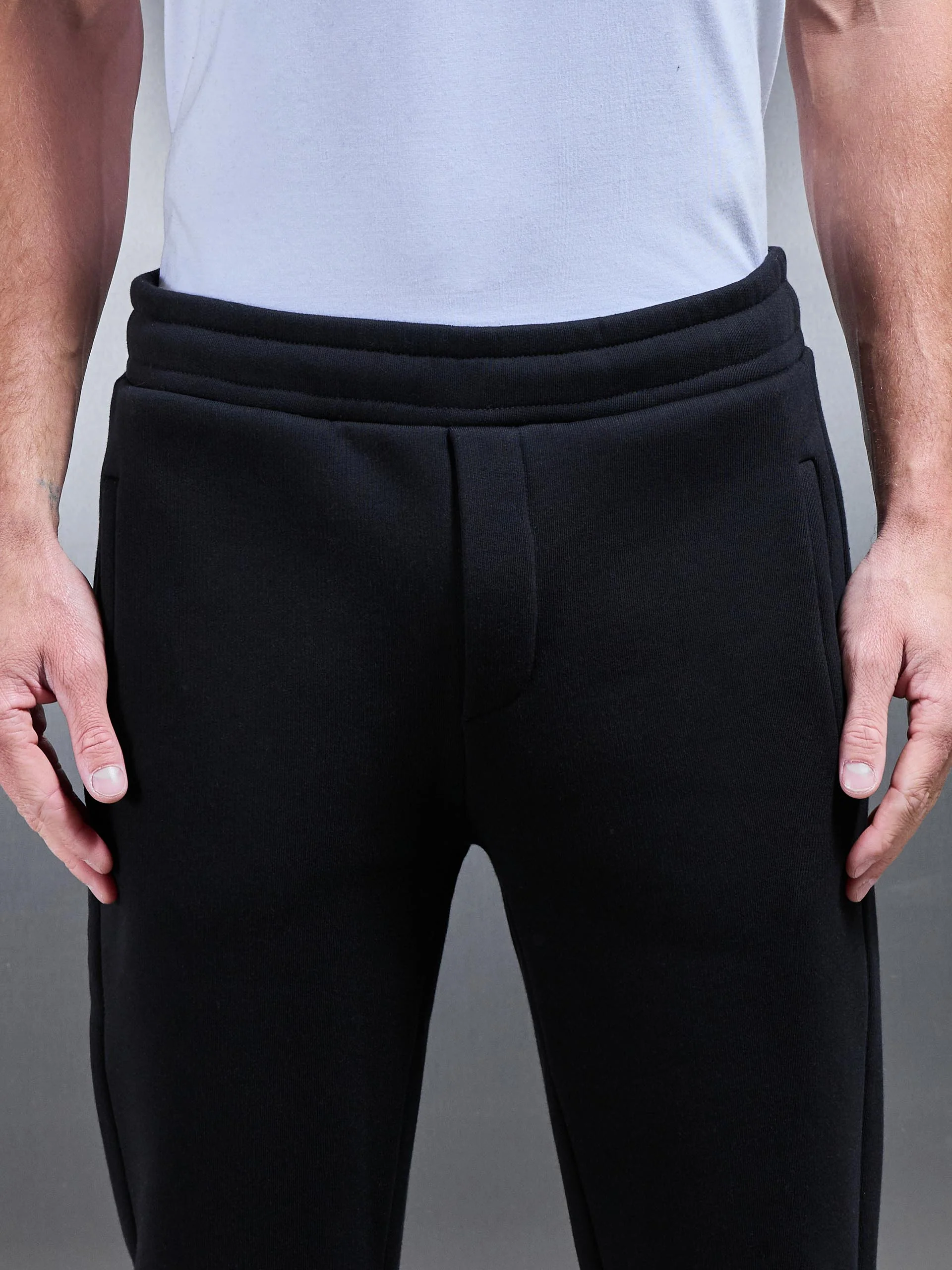 Relaxed Fit Jogger in Black - Image 4