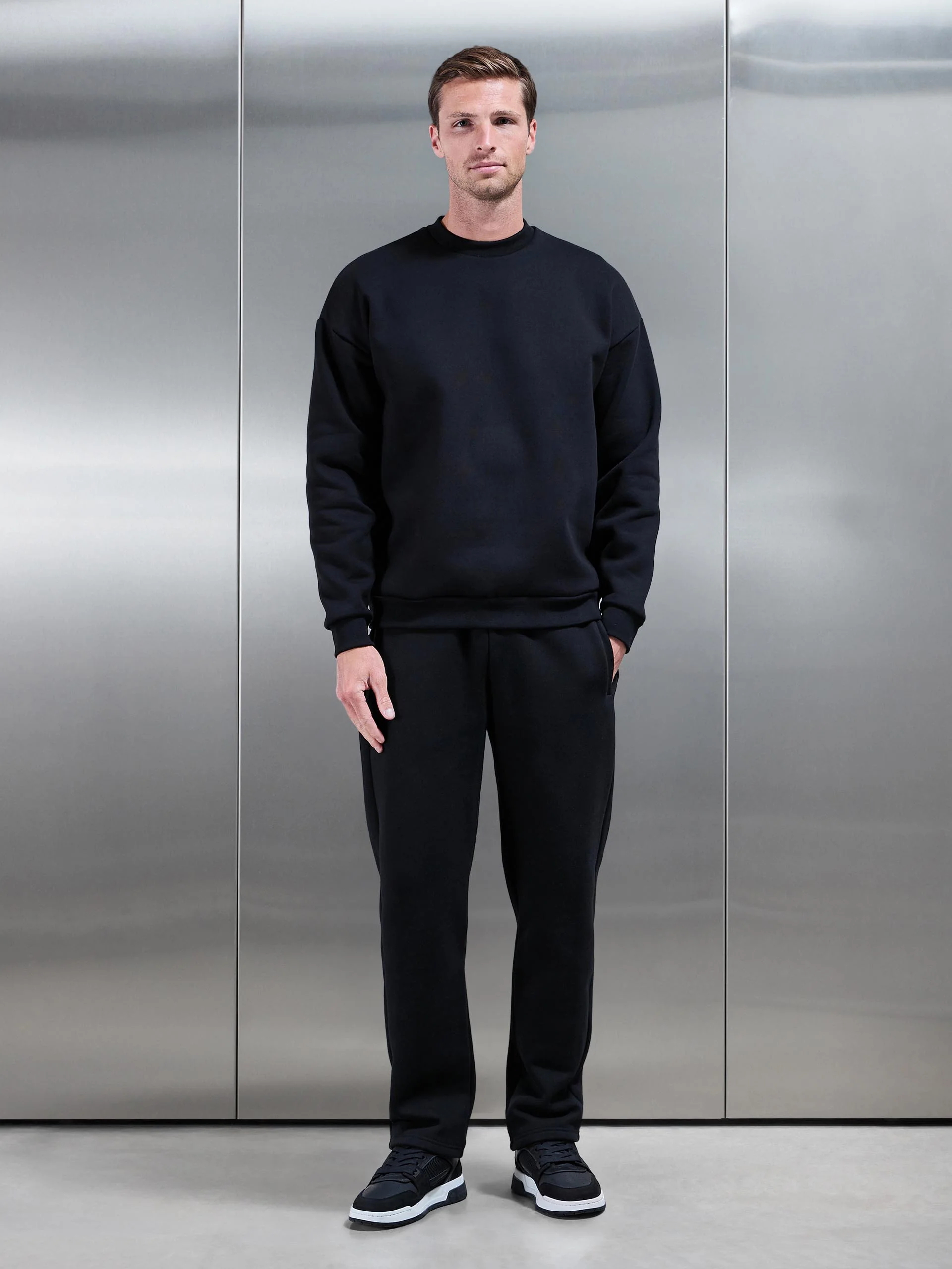 Relaxed Fit Sweatshirt in Black - Image 2