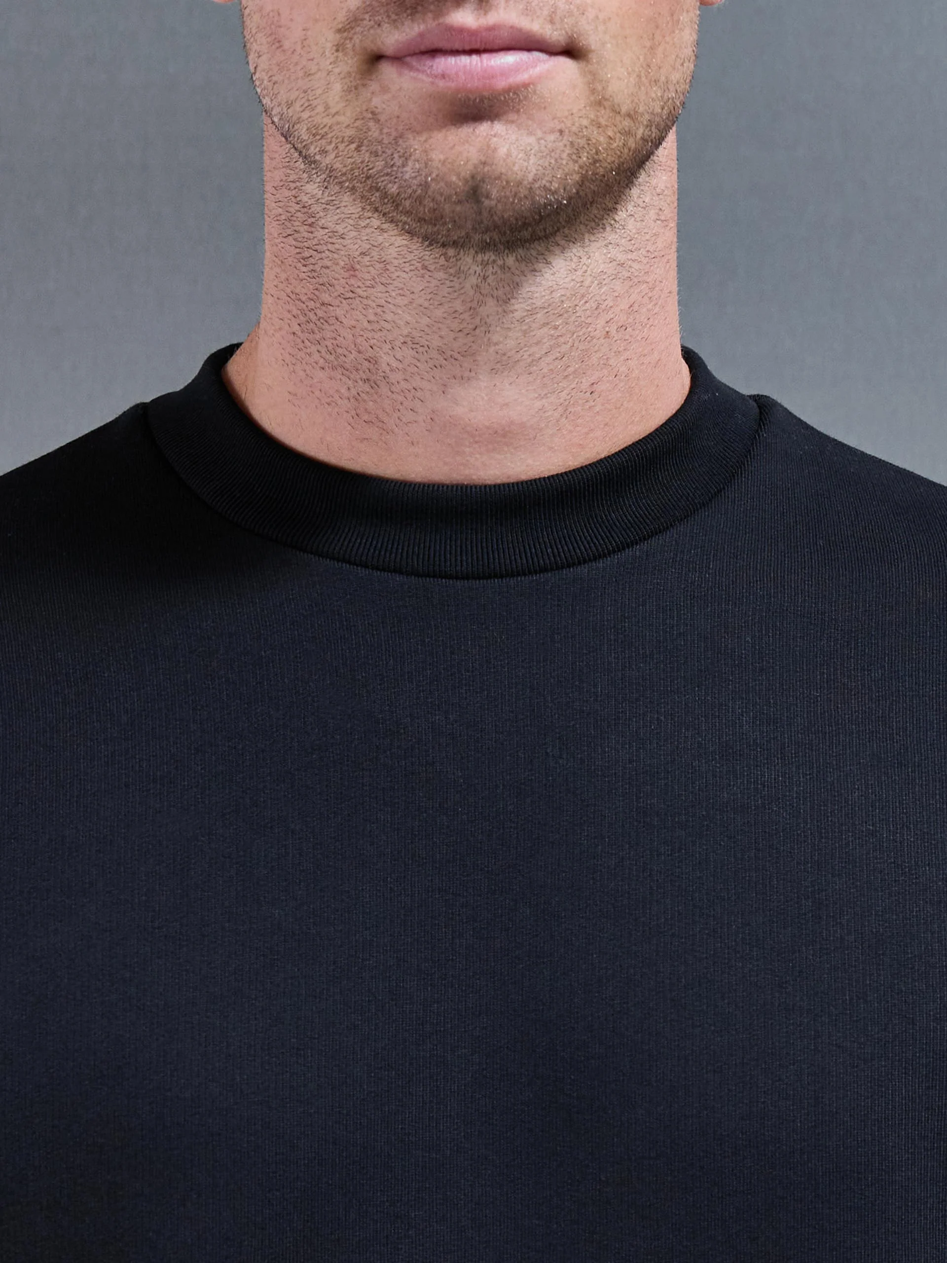 Relaxed Fit Sweatshirt in Black - Image 4