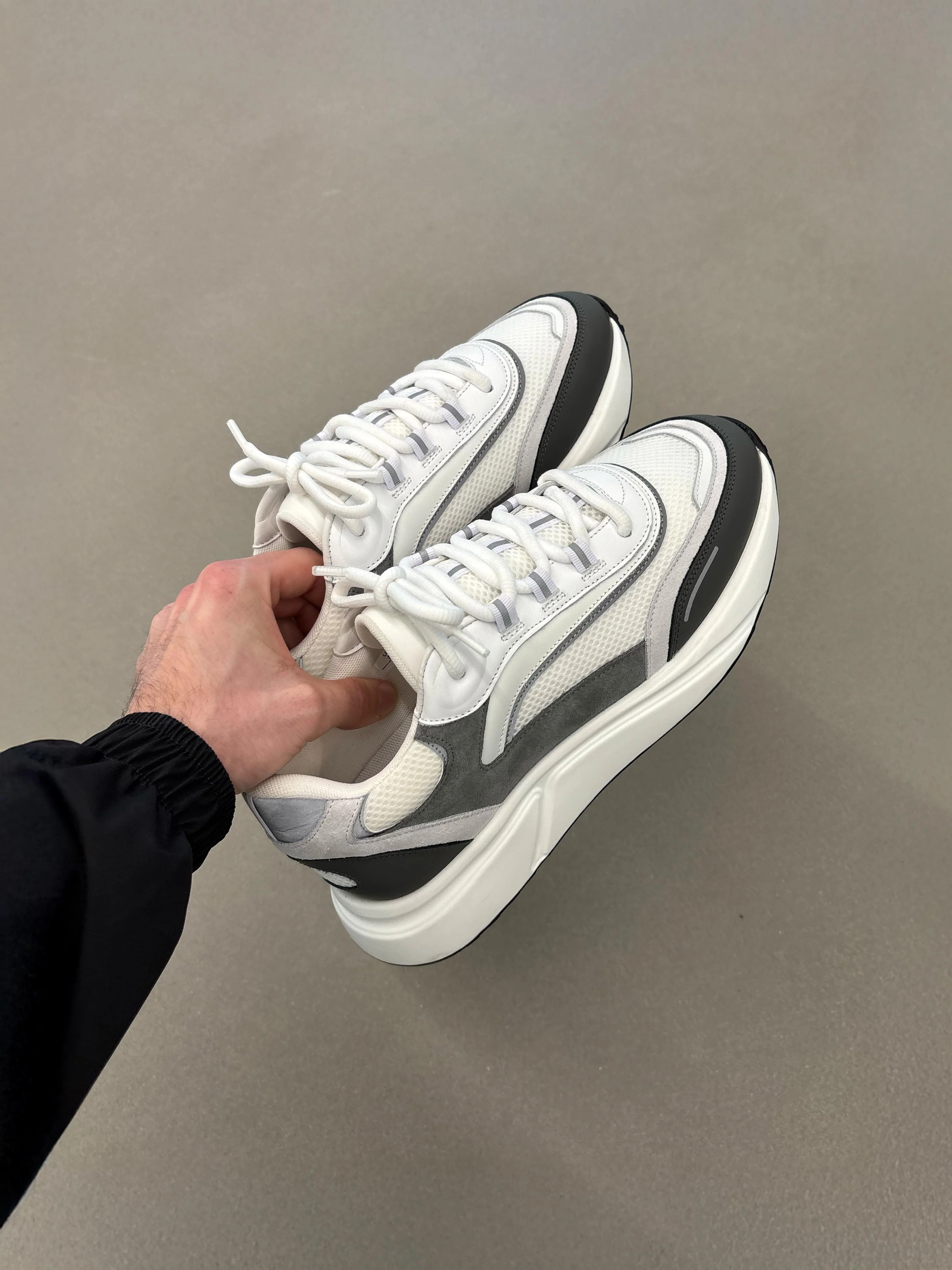Technical Runner 2.0 in White Grey - Image 6