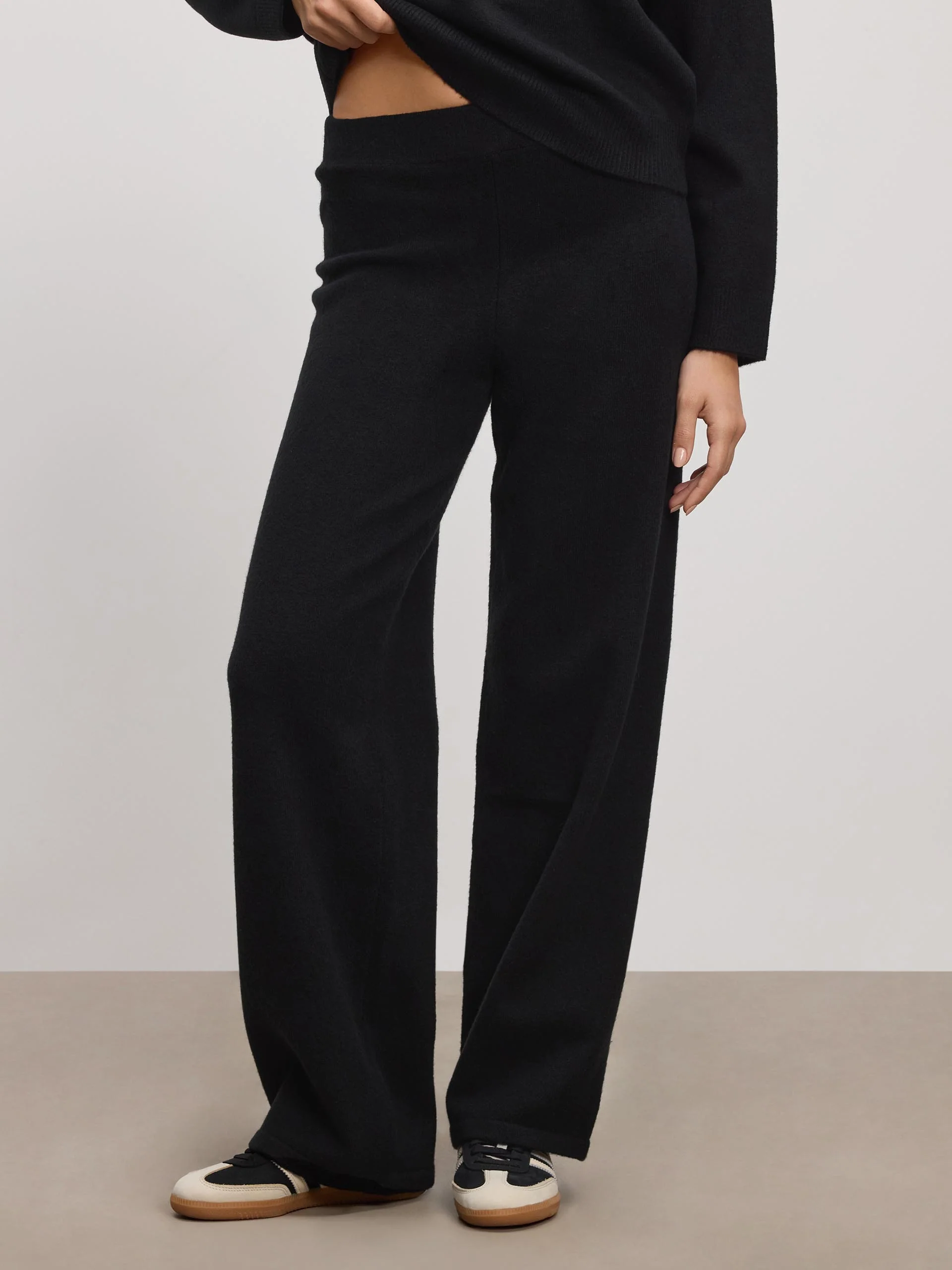 Womens Chunky Wool Jogger in Black - Image 5