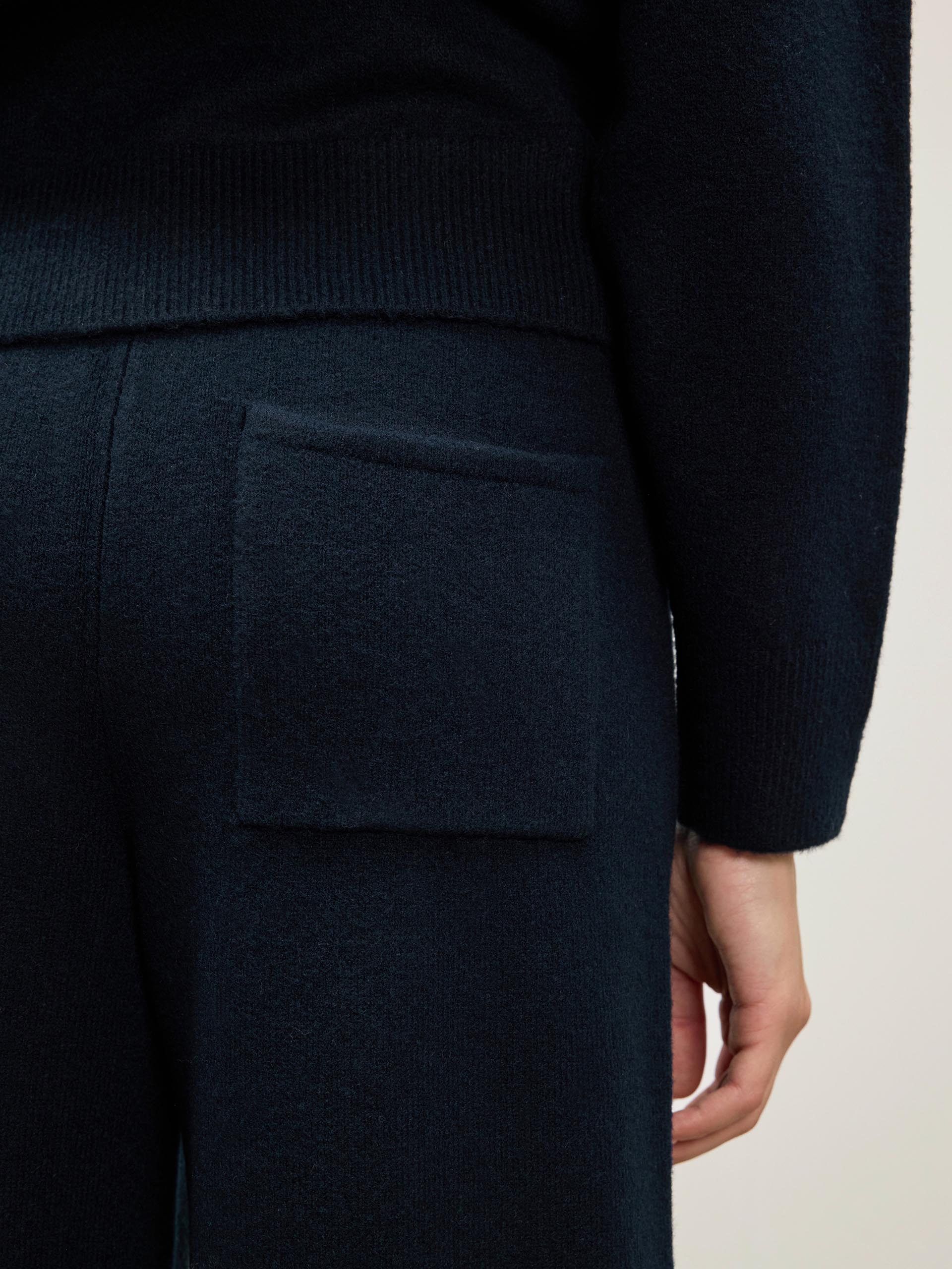Womens Chunky Wool Jogger in Navy - Image 3