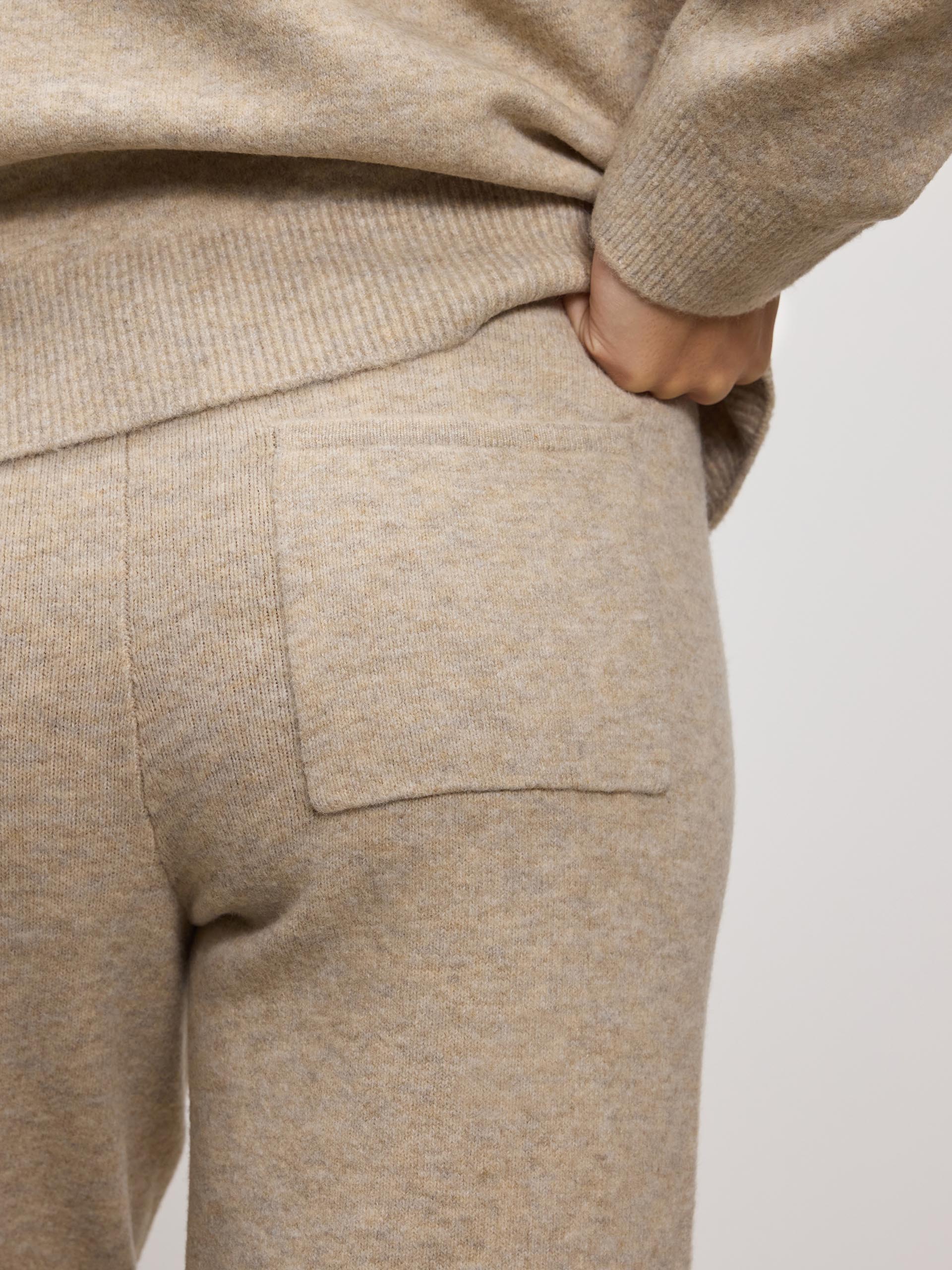 Womens Chunky Wool Jogger in Stone - Image 4