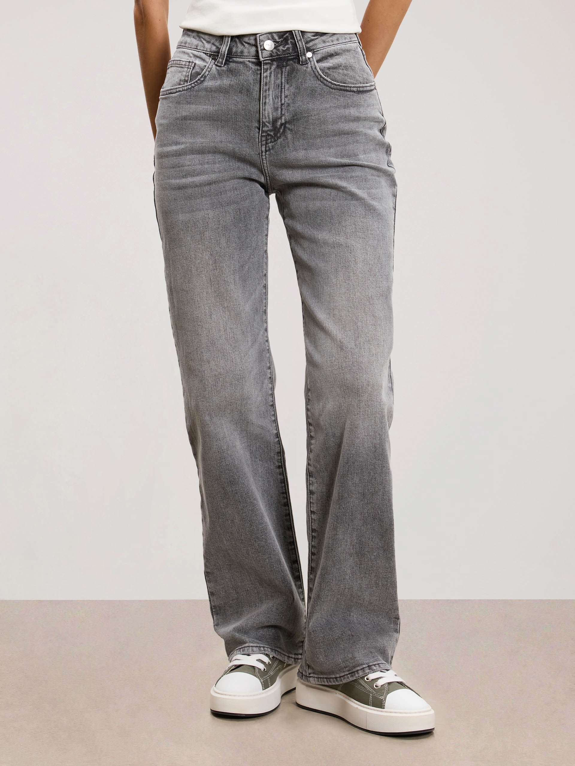 Womens Straight Leg Denim Jeans in Grey Wash - Image 6